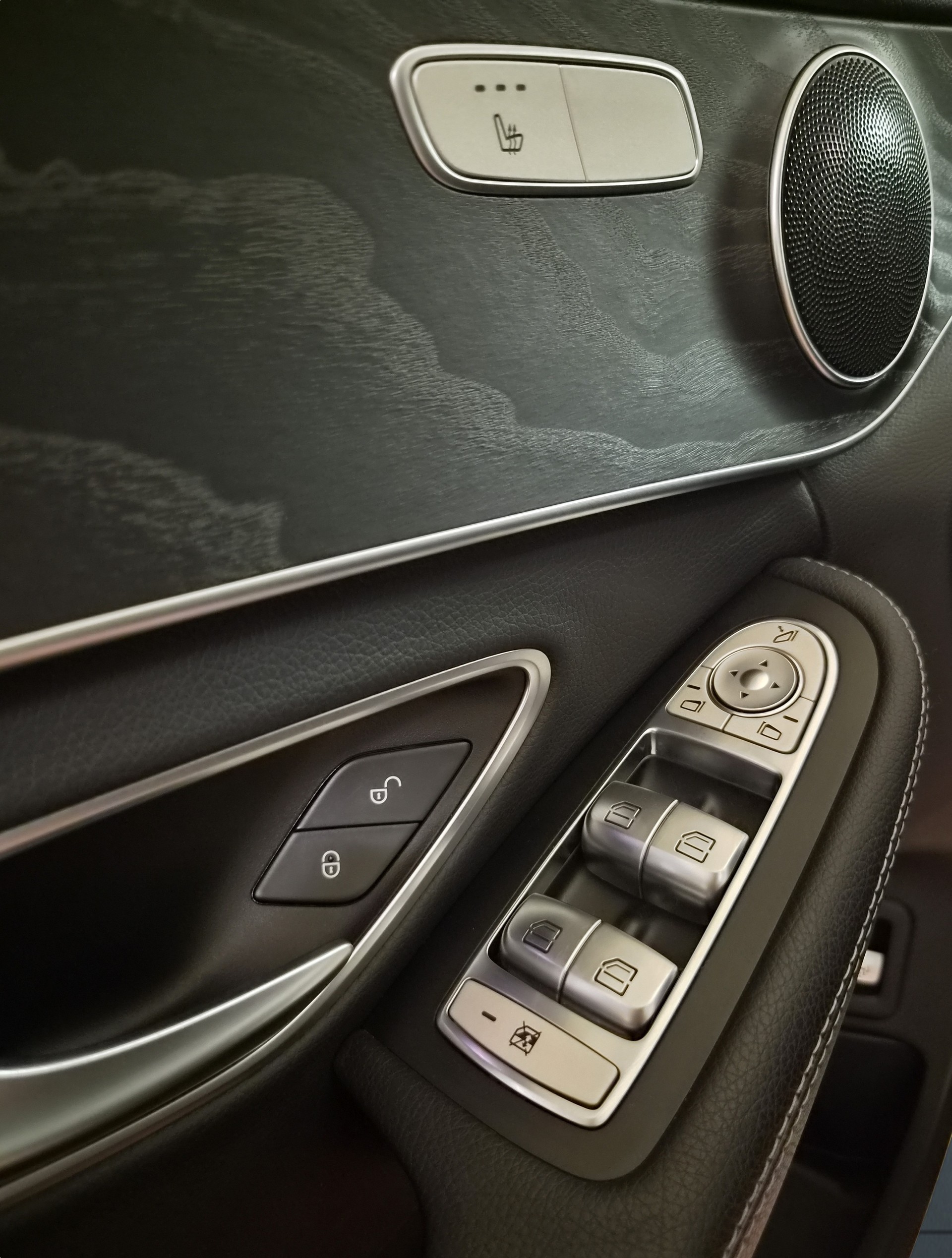 MERCEDES-BENZ C 220 d Swiss Star AMG Line 4M 9G-Tronic-image-12