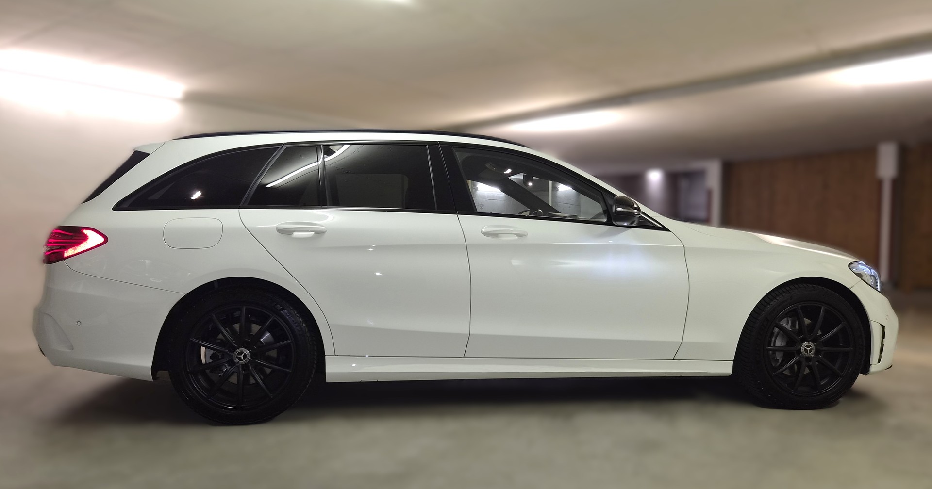 MERCEDES-BENZ C 220 d Swiss Star AMG Line 4M 9G-Tronic-image-9
