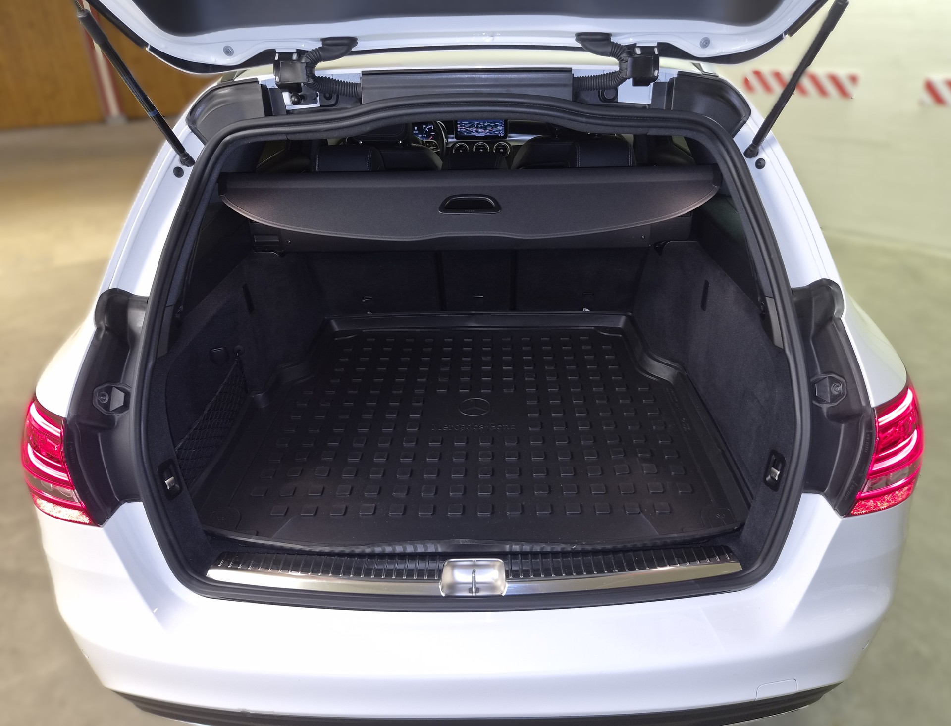 MERCEDES-BENZ C 220 d Swiss Star AMG Line 4M 9G-Tronic-image-28