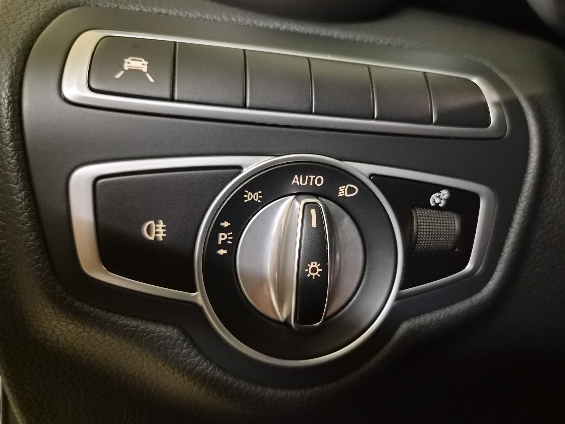 MERCEDES-BENZ C 220 d Swiss Star AMG Line 4M 9G-Tronic-image-16