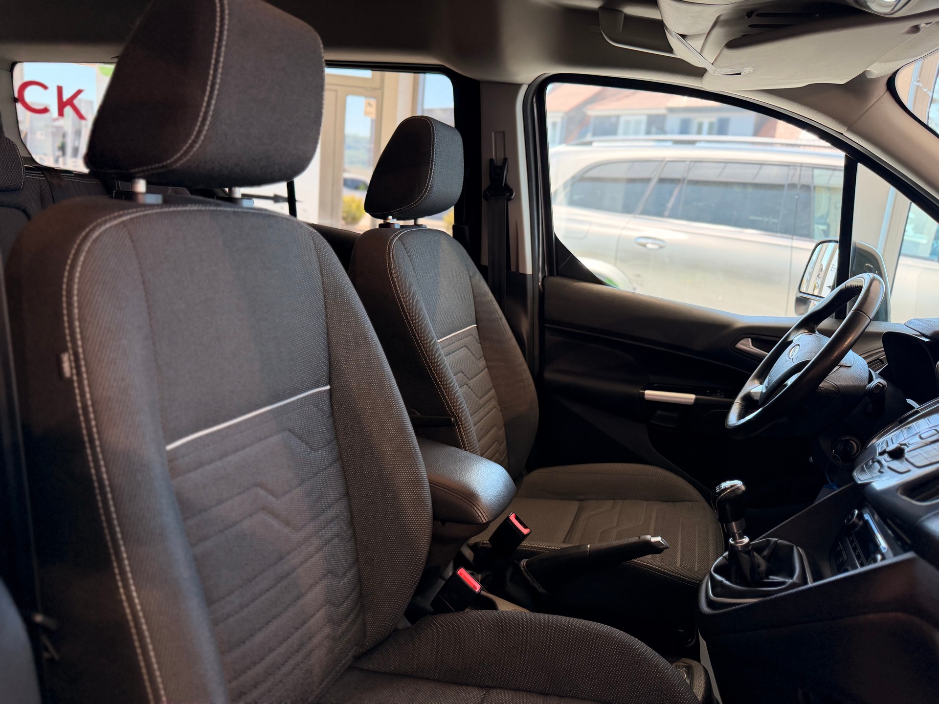 FORD Grand Tourneo Connect 1.5 TDCi Titanium-image-15