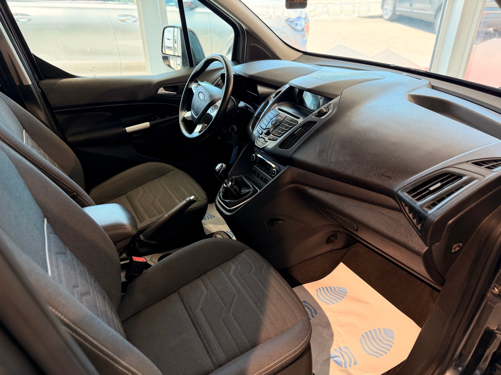 FORD Grand Tourneo Connect 1.5 TDCi Titanium-image-17