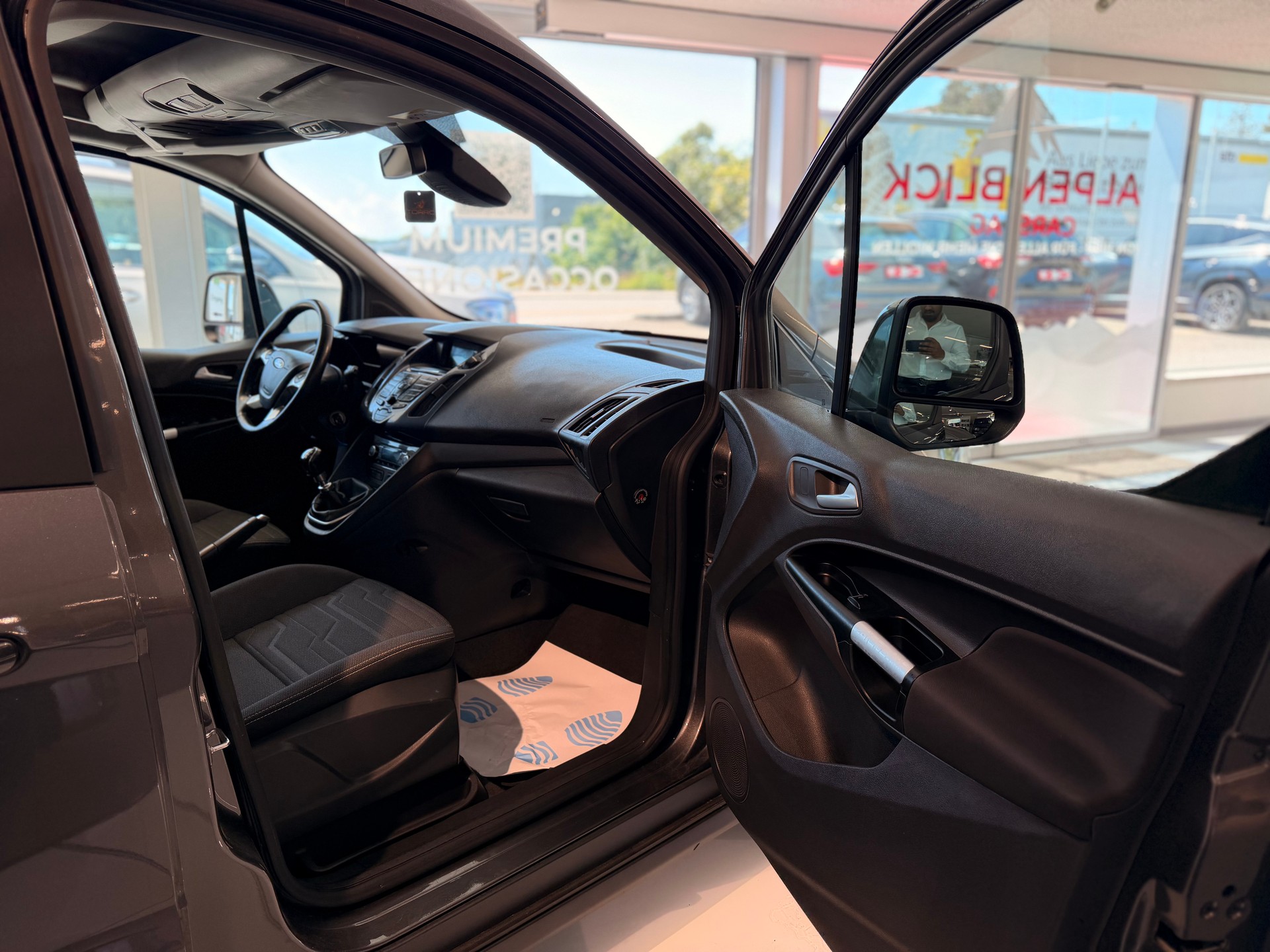 FORD Grand Tourneo Connect 1.5 TDCi Titanium-image-16