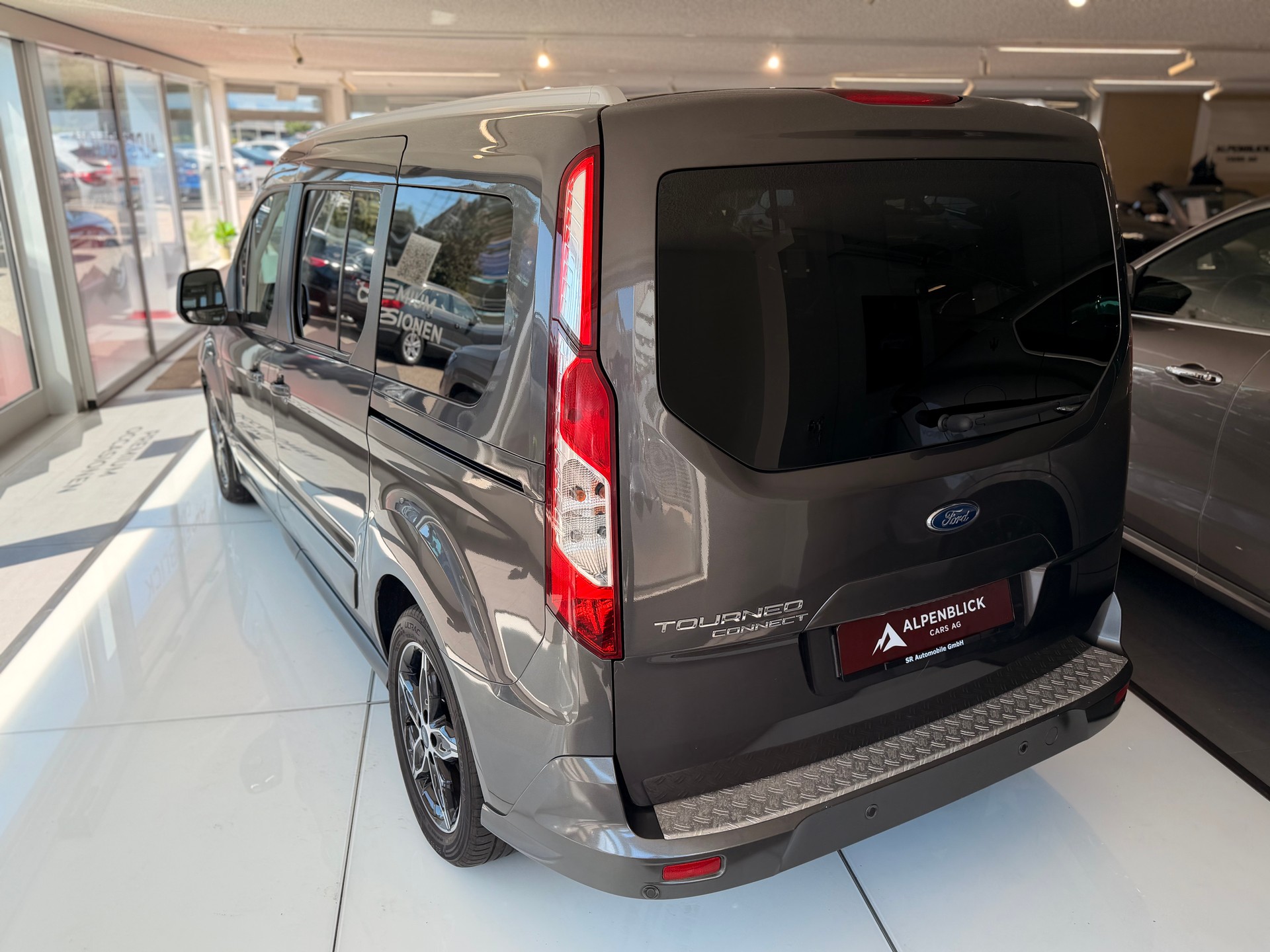 FORD Grand Tourneo Connect 1.5 TDCi Titanium-image-8