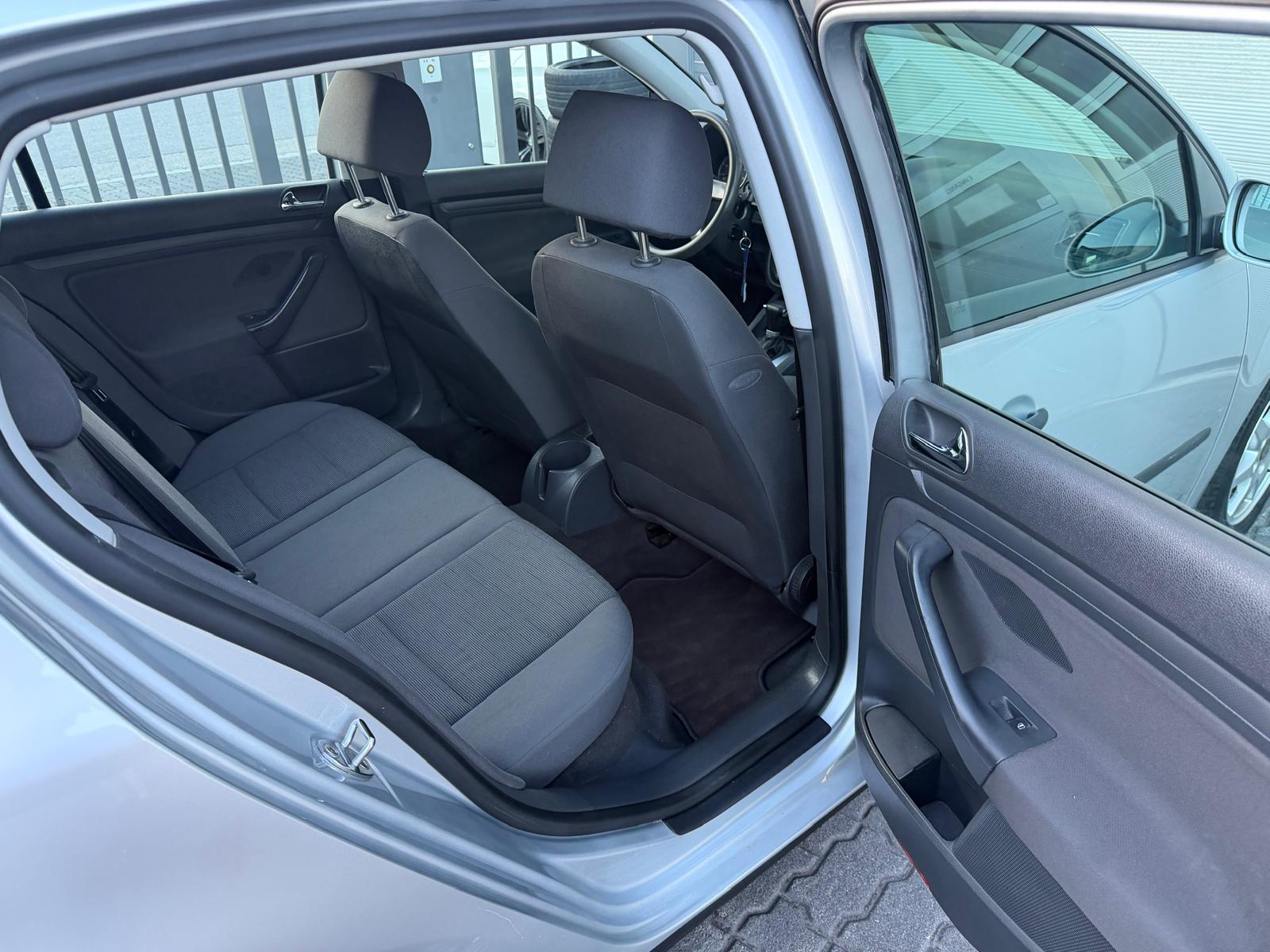VW Golf 1.6 FSI Trend Edition-image-13