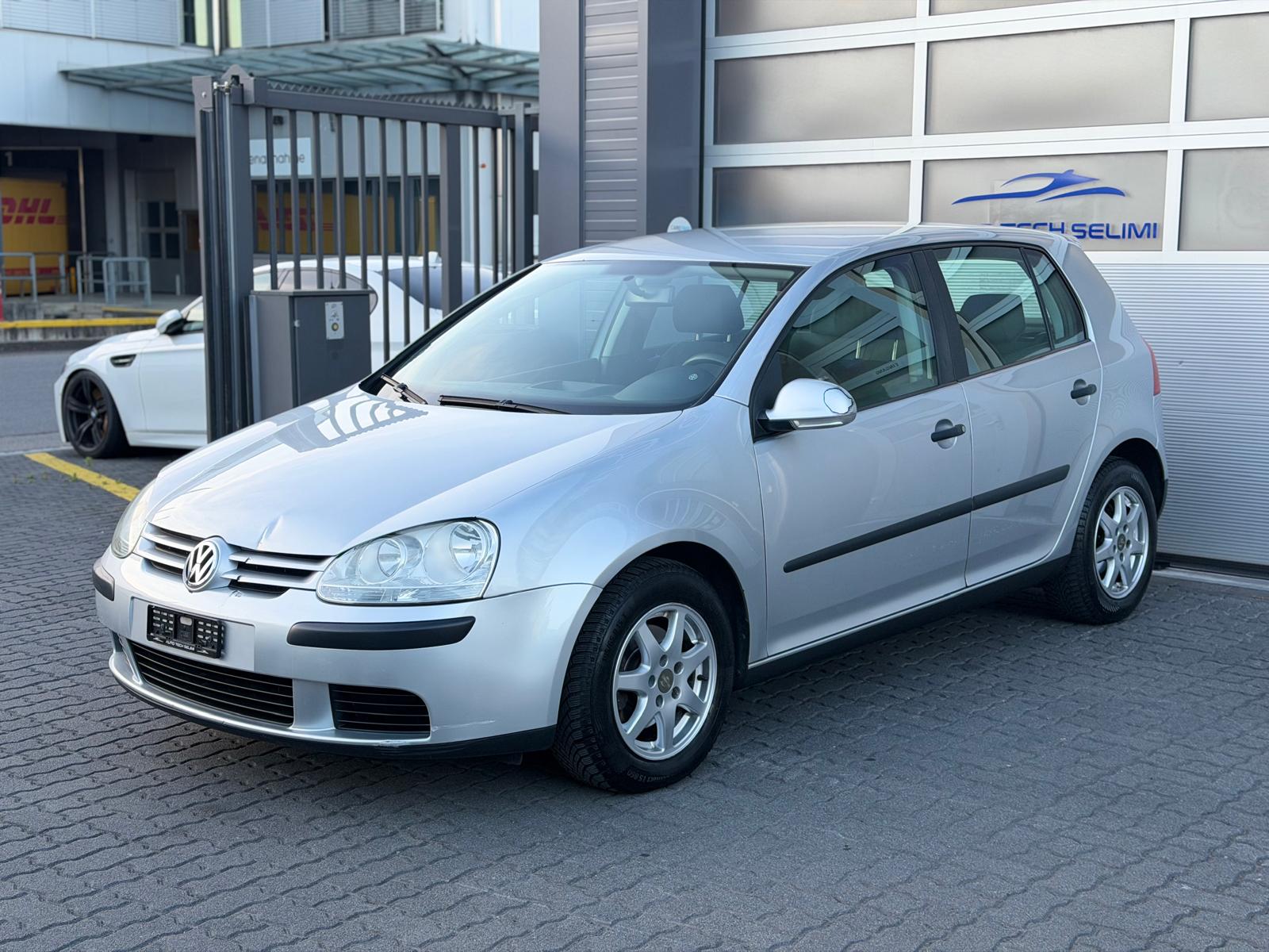 VW Golf 1.6 FSI Trend Edition-image-1