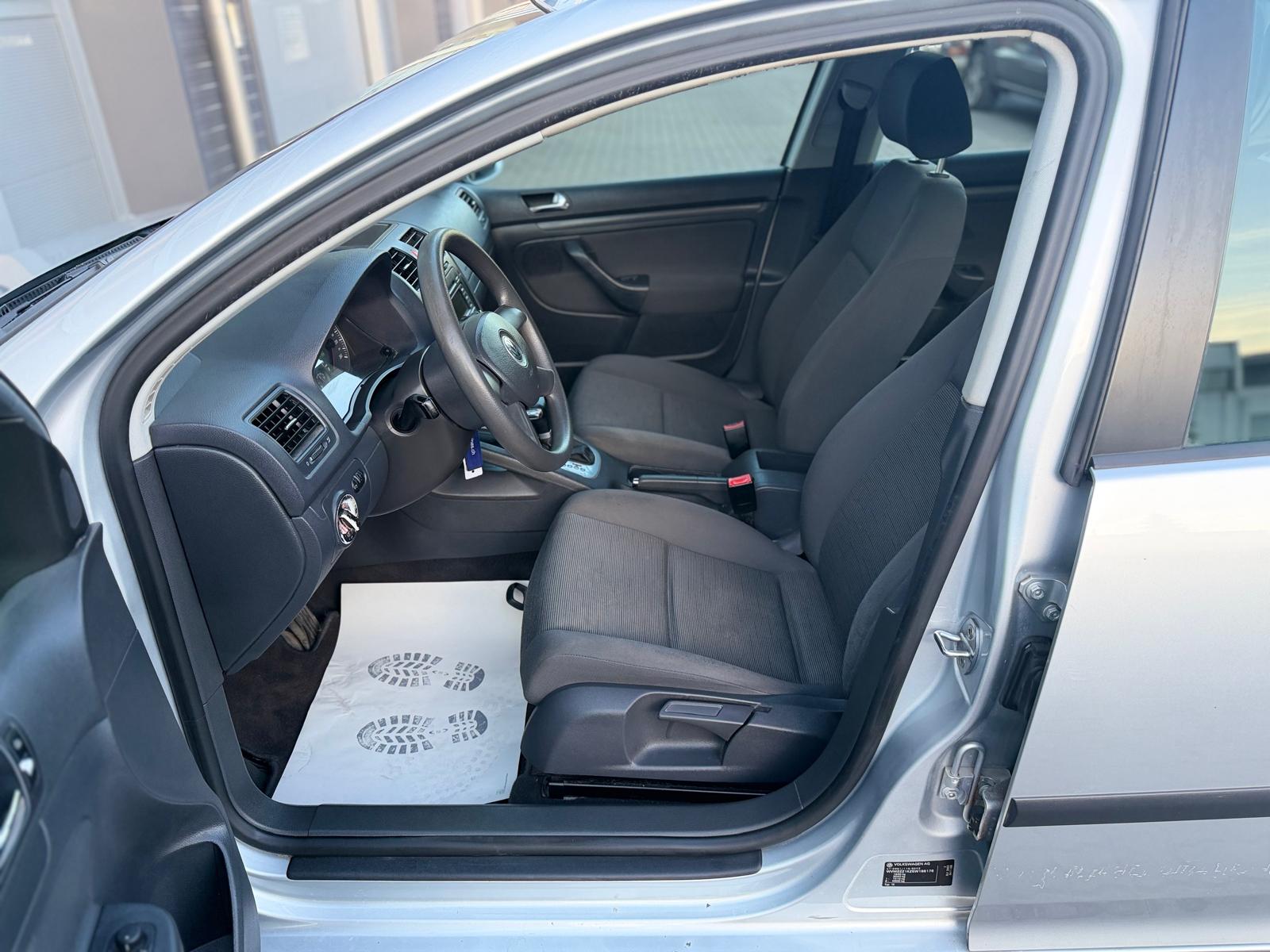 VW Golf 1.6 FSI Trend Edition-image-8
