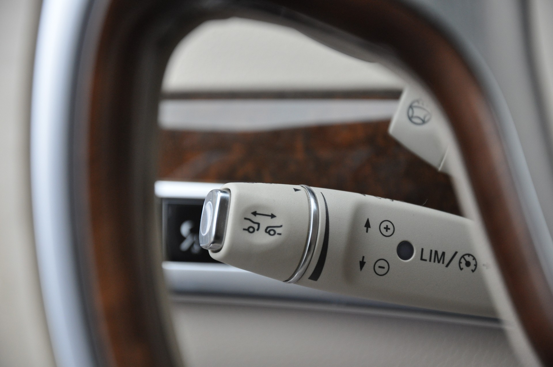 MERCEDES-BENZ S 350 d L 9G-Tronic-image-22