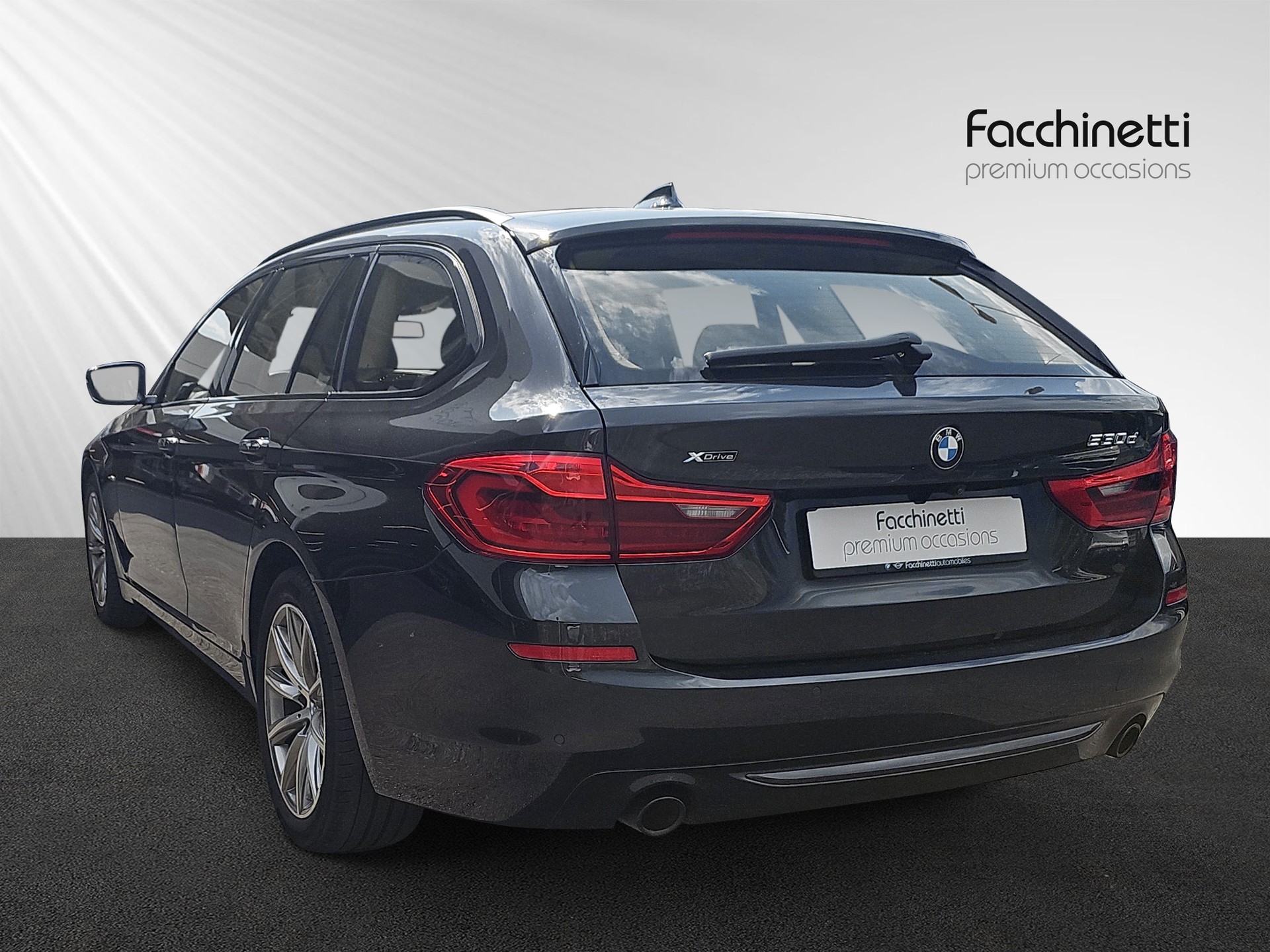 BMW 530d xDrive Touring Sport Line Steptronic-image-2
