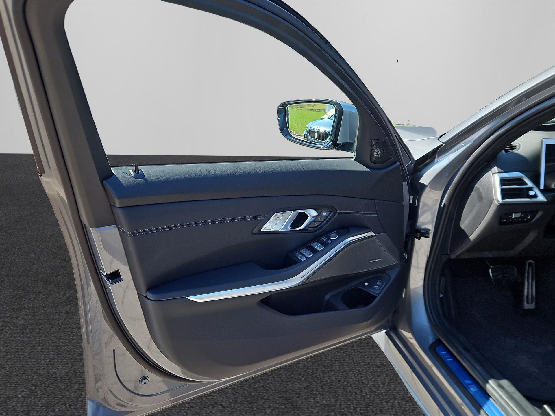 BMW 330e xDrive Touring M Sport Pro-image-10