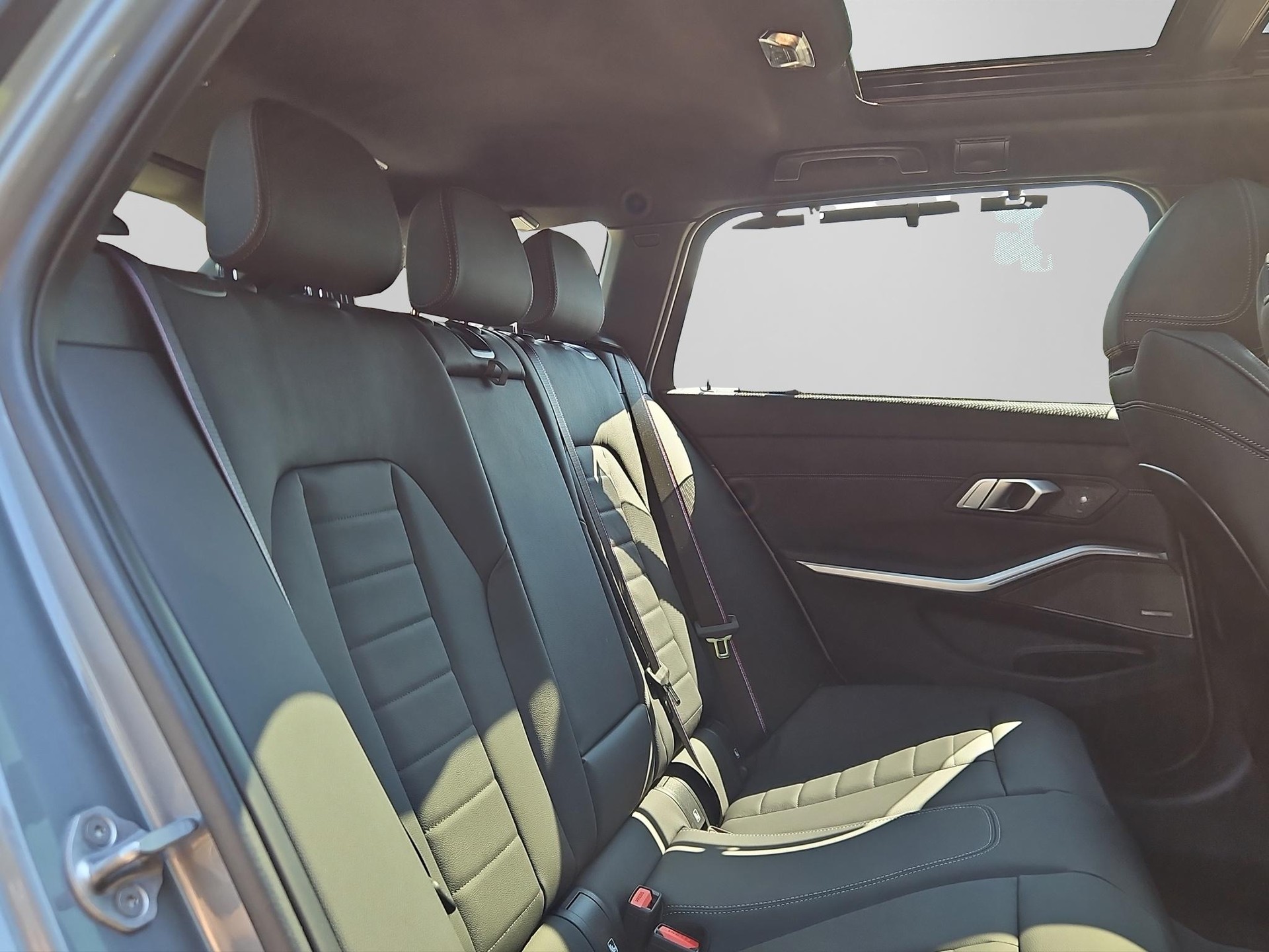BMW 330e xDrive Touring M Sport Pro-image-17