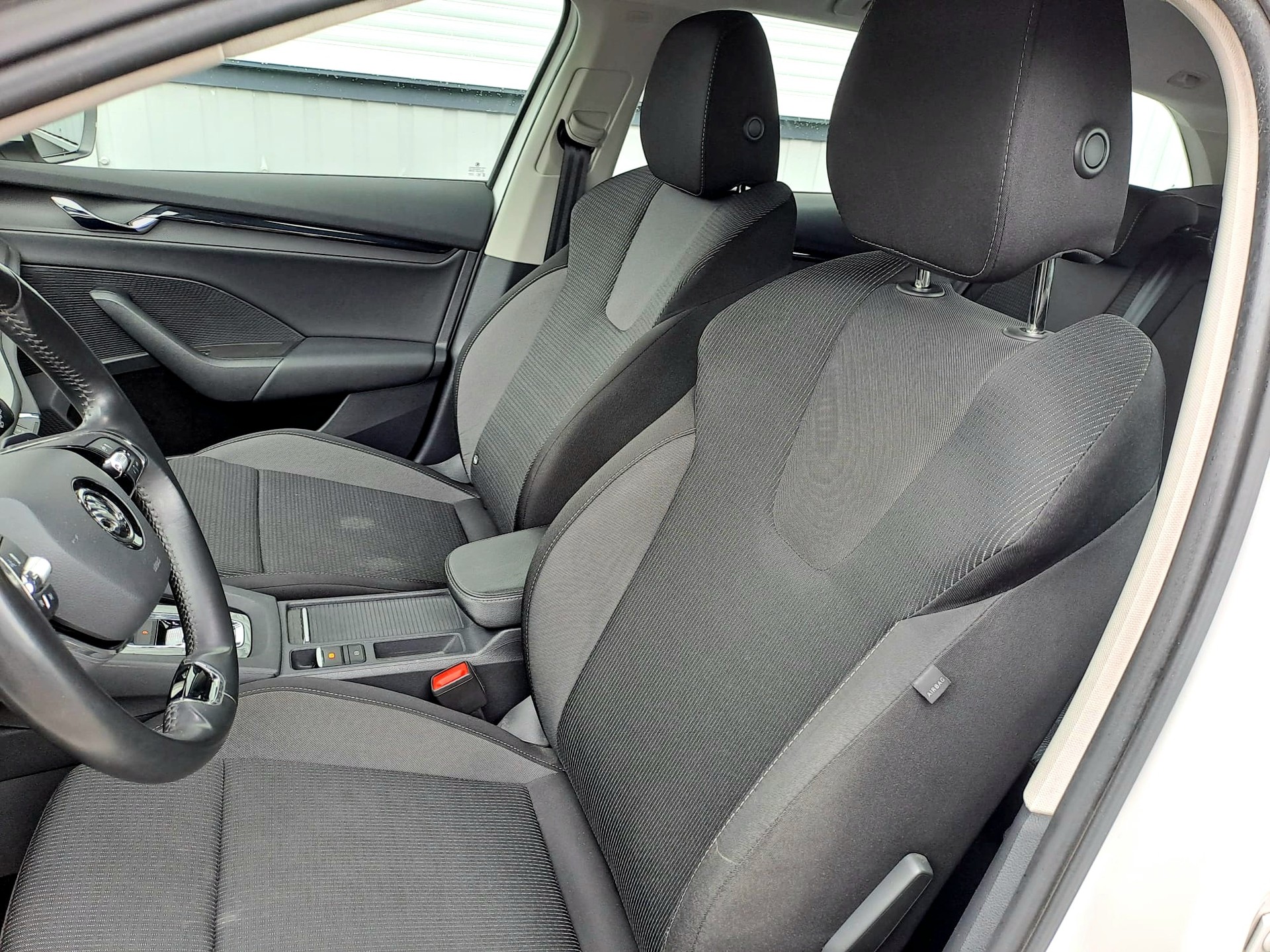 SKODA Octavia Combi 2.0 TDI DSG Ambition 4x4-image-9