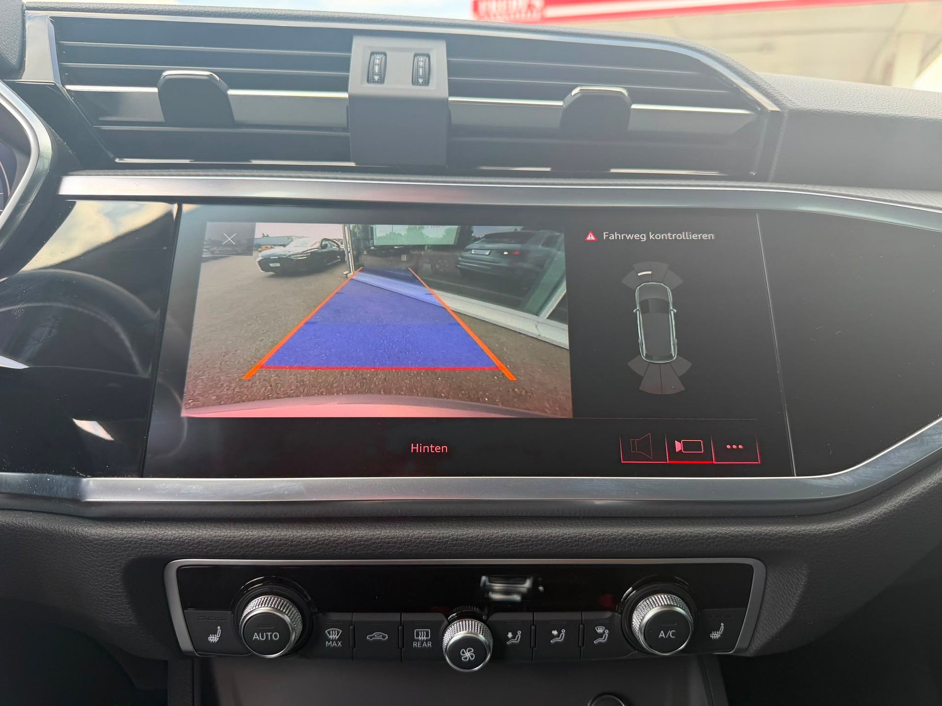 AUDI Q3 40 TFSI advanced quattro S-tronic-image-17
