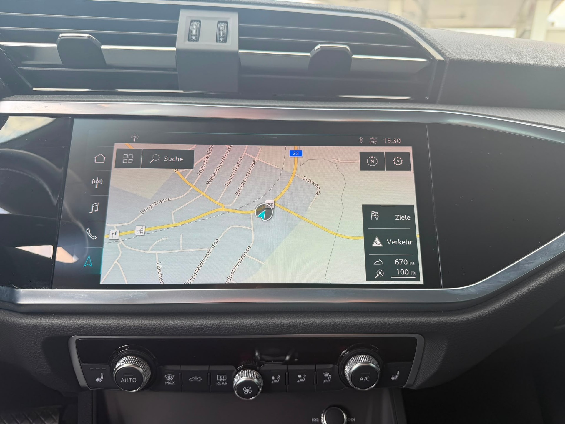 AUDI Q3 40 TFSI advanced quattro S-tronic-image-16