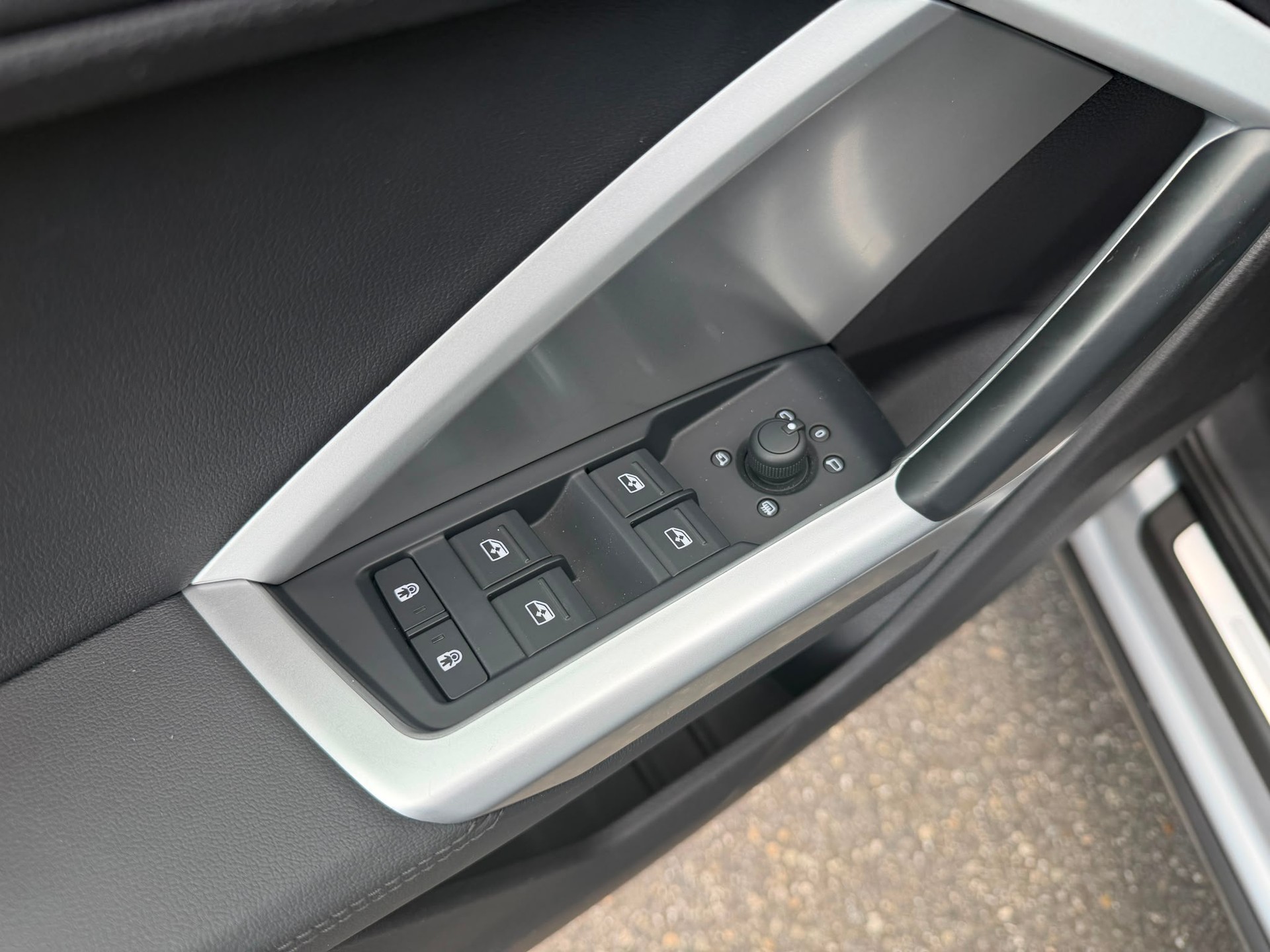 AUDI Q3 40 TFSI advanced quattro S-tronic-image-12