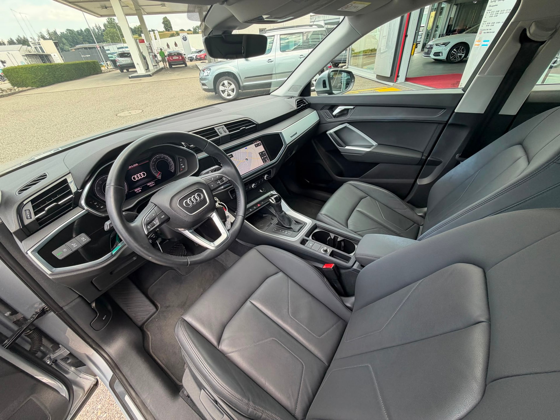 AUDI Q3 40 TFSI advanced quattro S-tronic-image-10