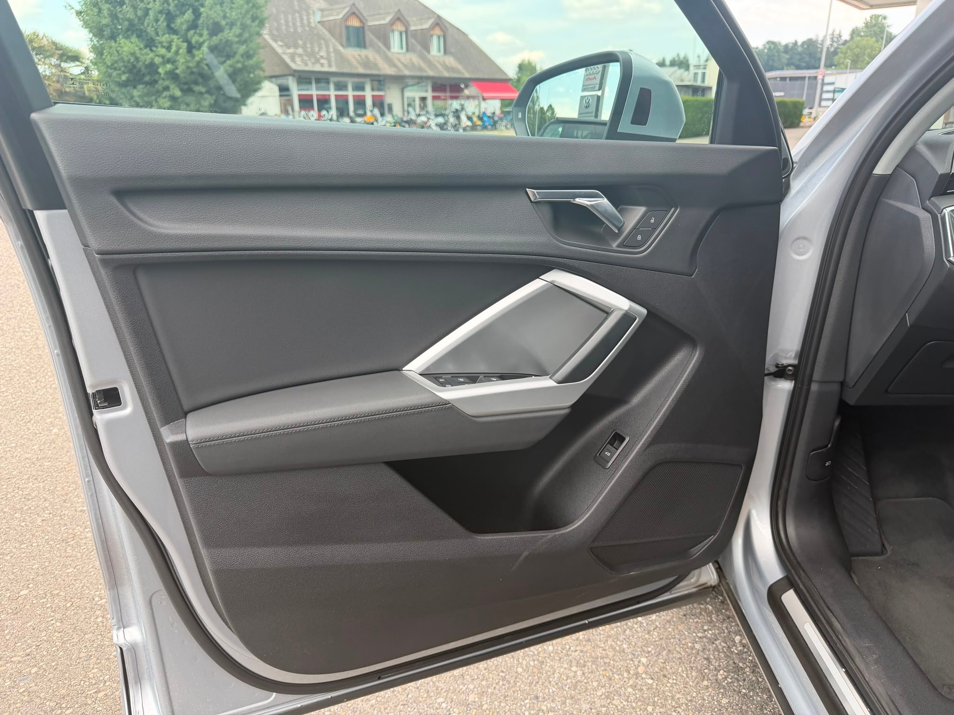 AUDI Q3 40 TFSI advanced quattro S-tronic-image-11