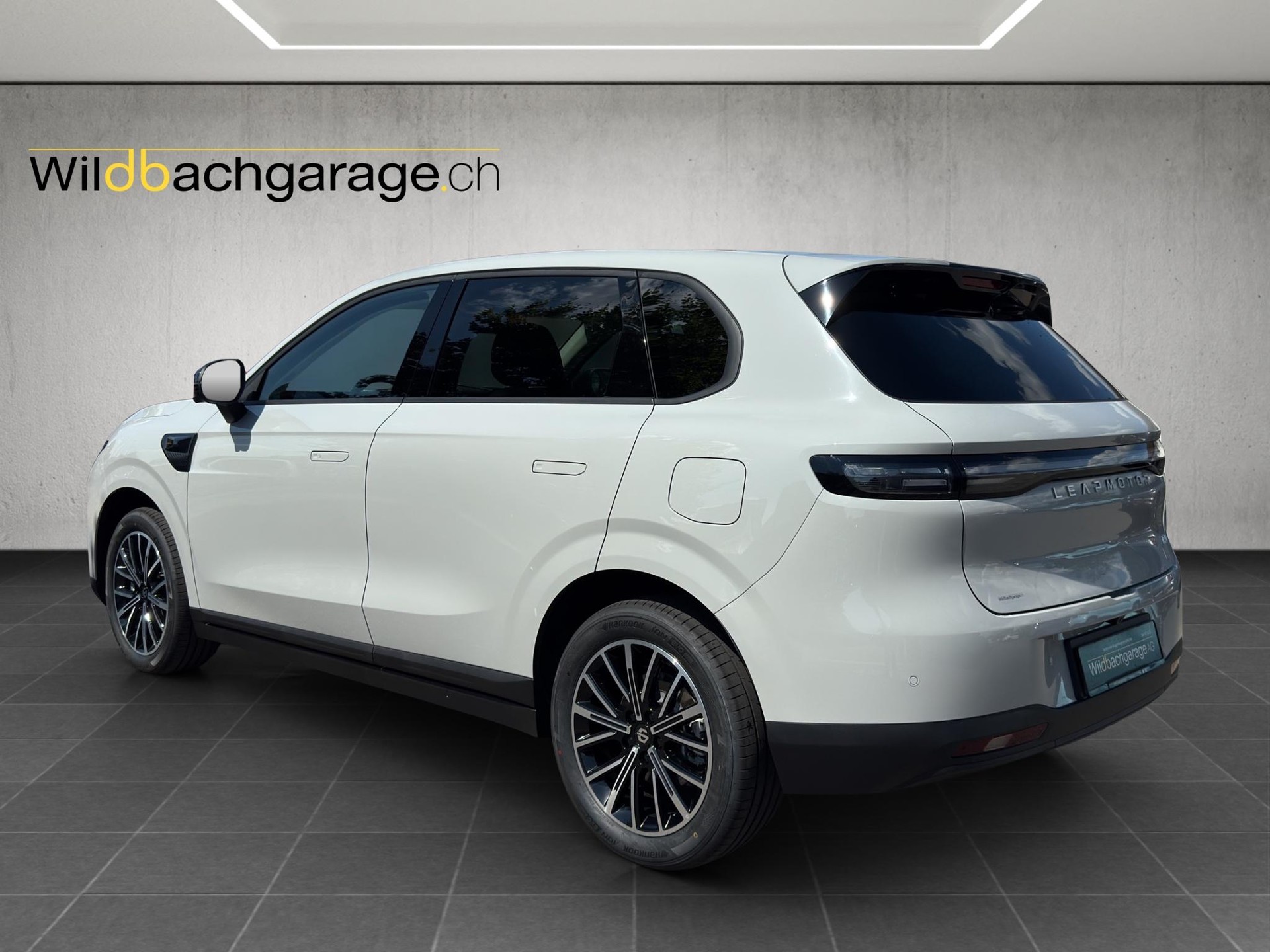 LEAPMOTOR B10 1.5 Hybrid EV-image-2