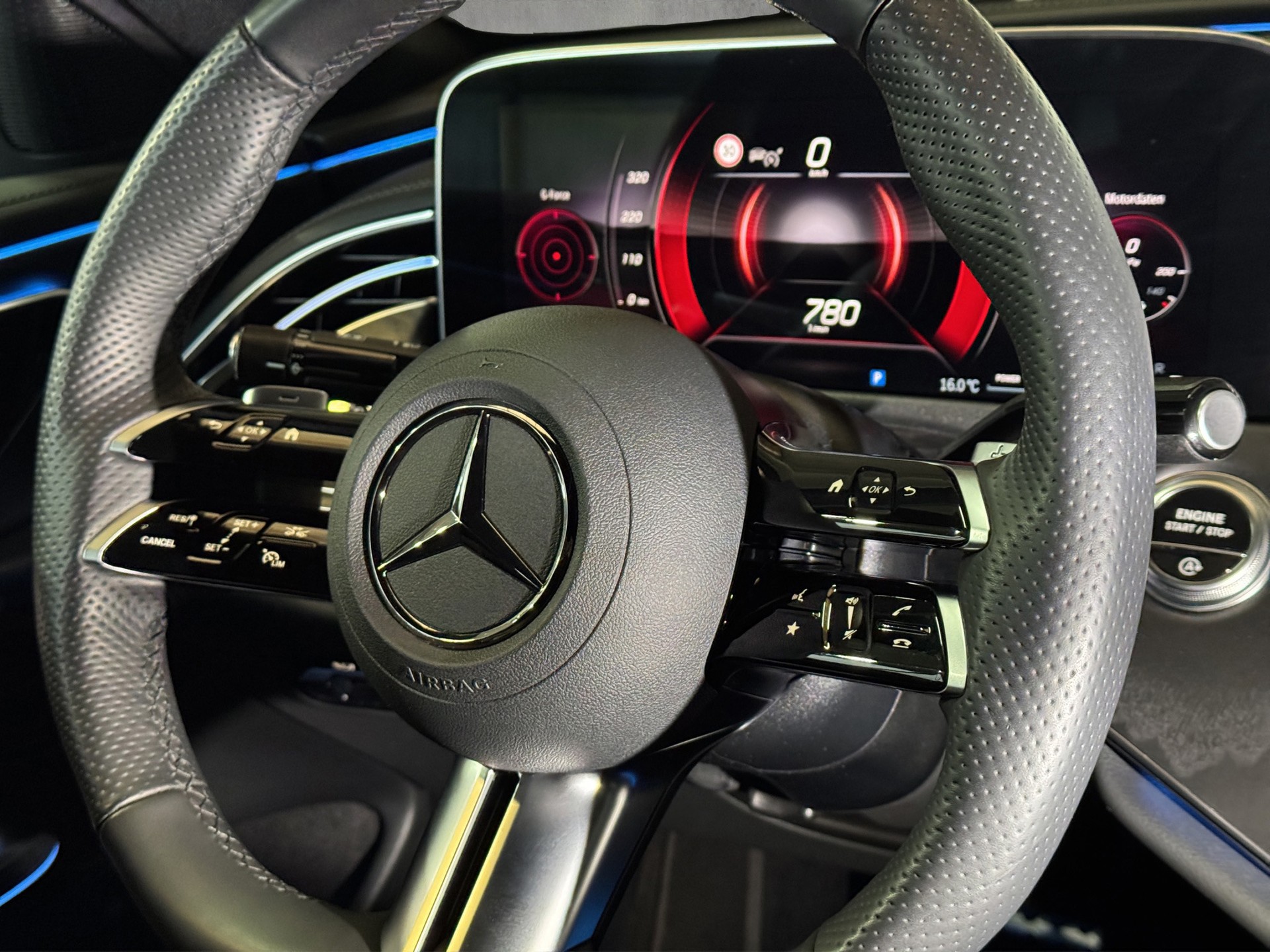 MERCEDES-BENZ E 200 9G-Tronic AMG Line "Night Star-Pano-360°-Luftfederung"-image-14