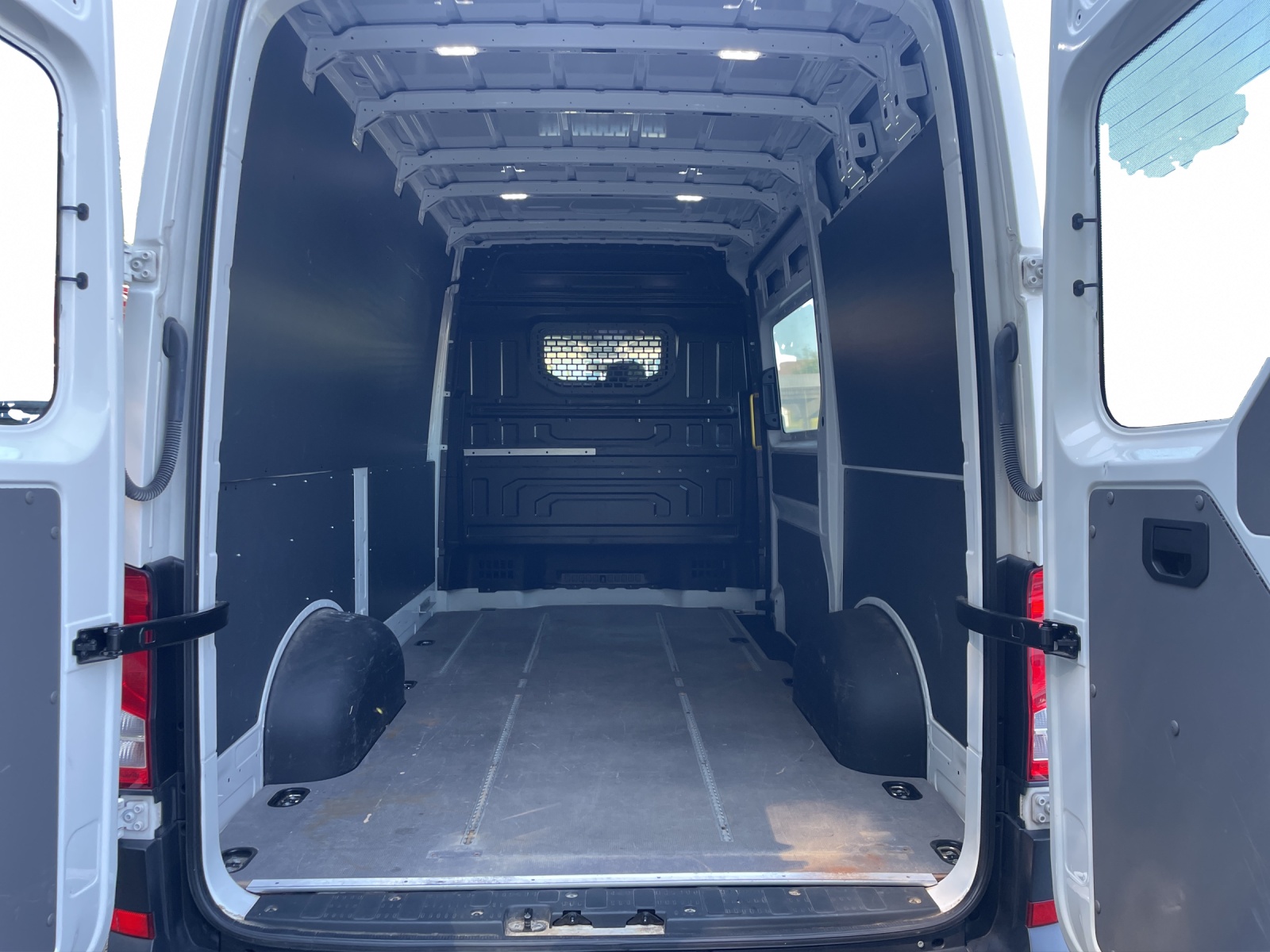 VW Crafter 35 2.0 TDI Entry L3 A-image-11