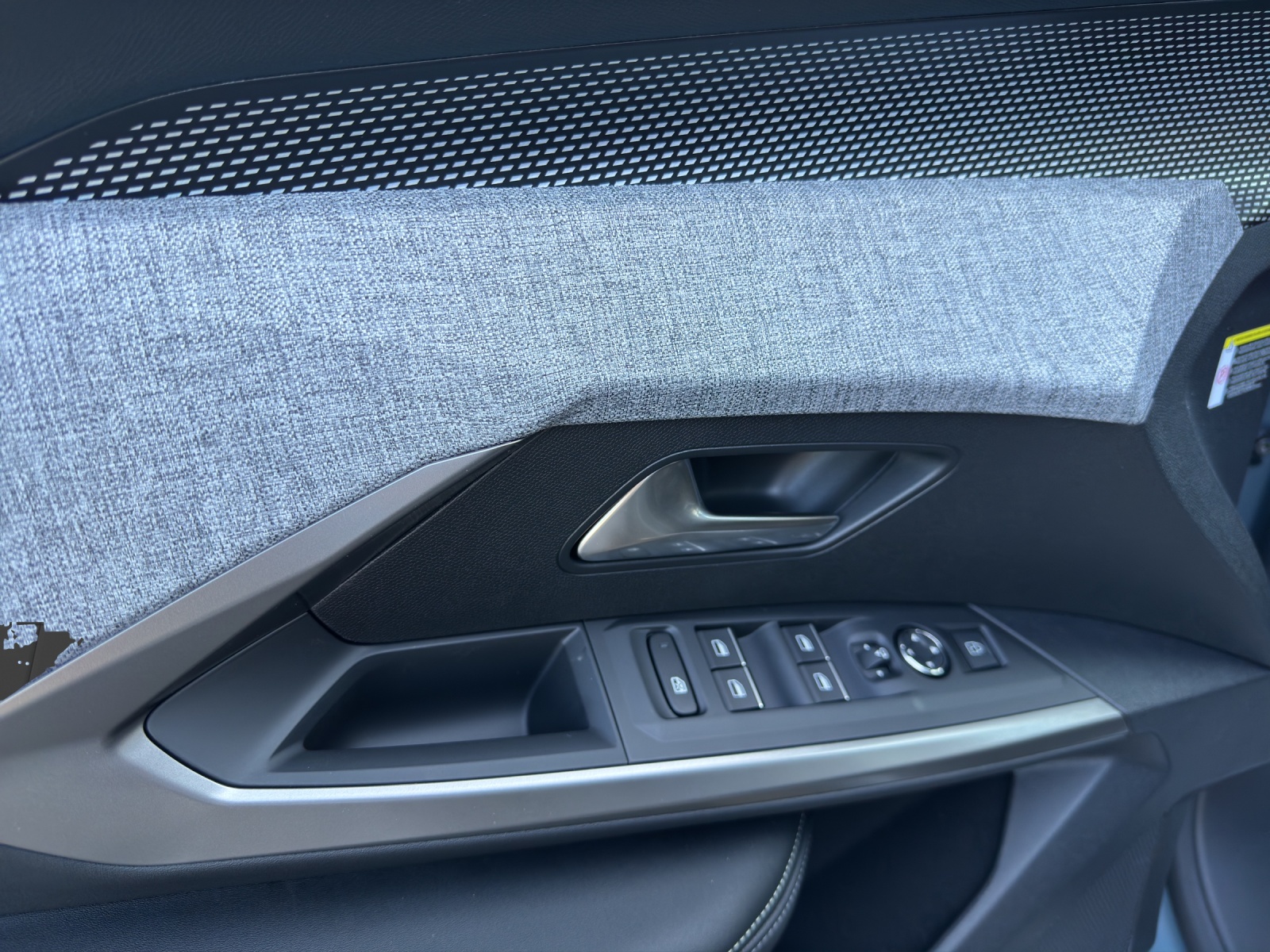 PEUGEOT E-5008 GT Long Range-image-17