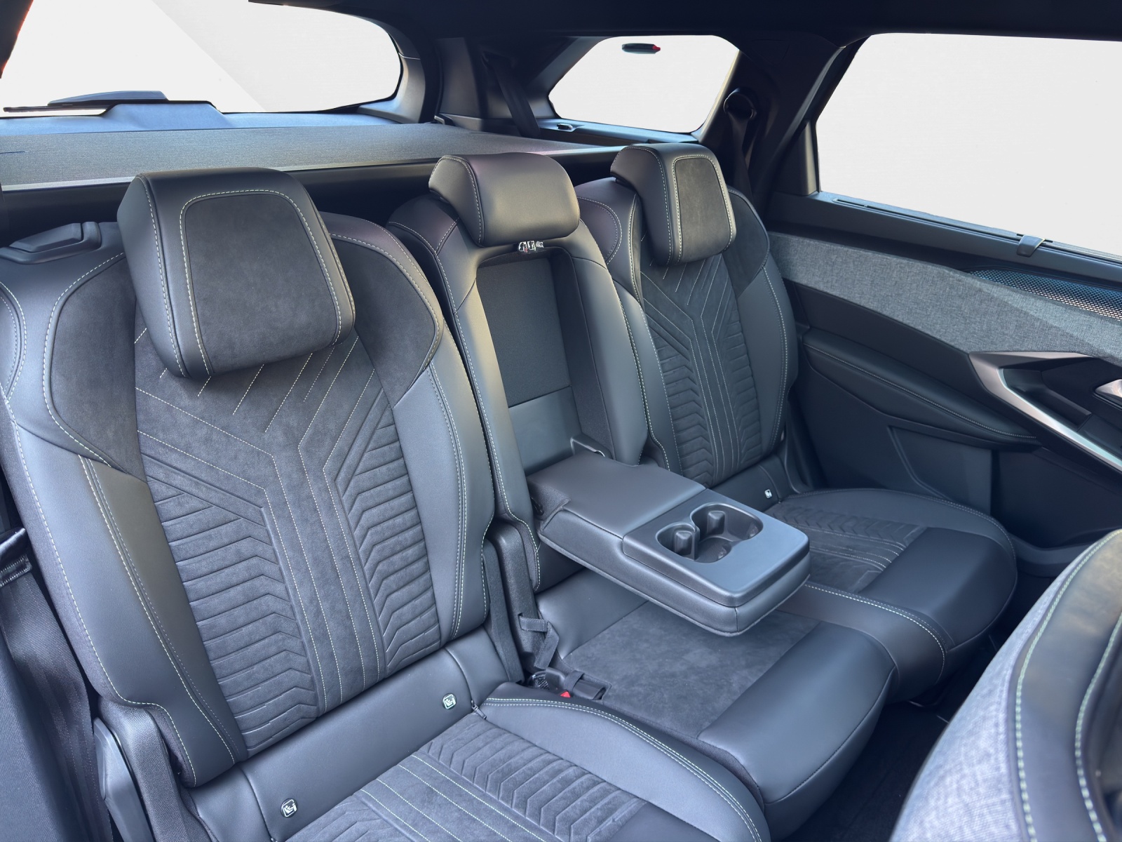 PEUGEOT E-5008 GT Long Range-image-14