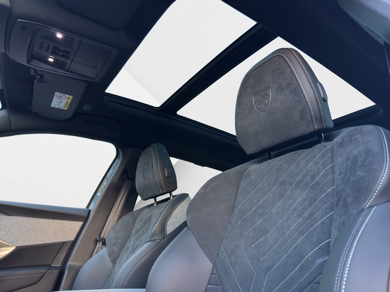 PEUGEOT E-5008 GT Long Range-image-18