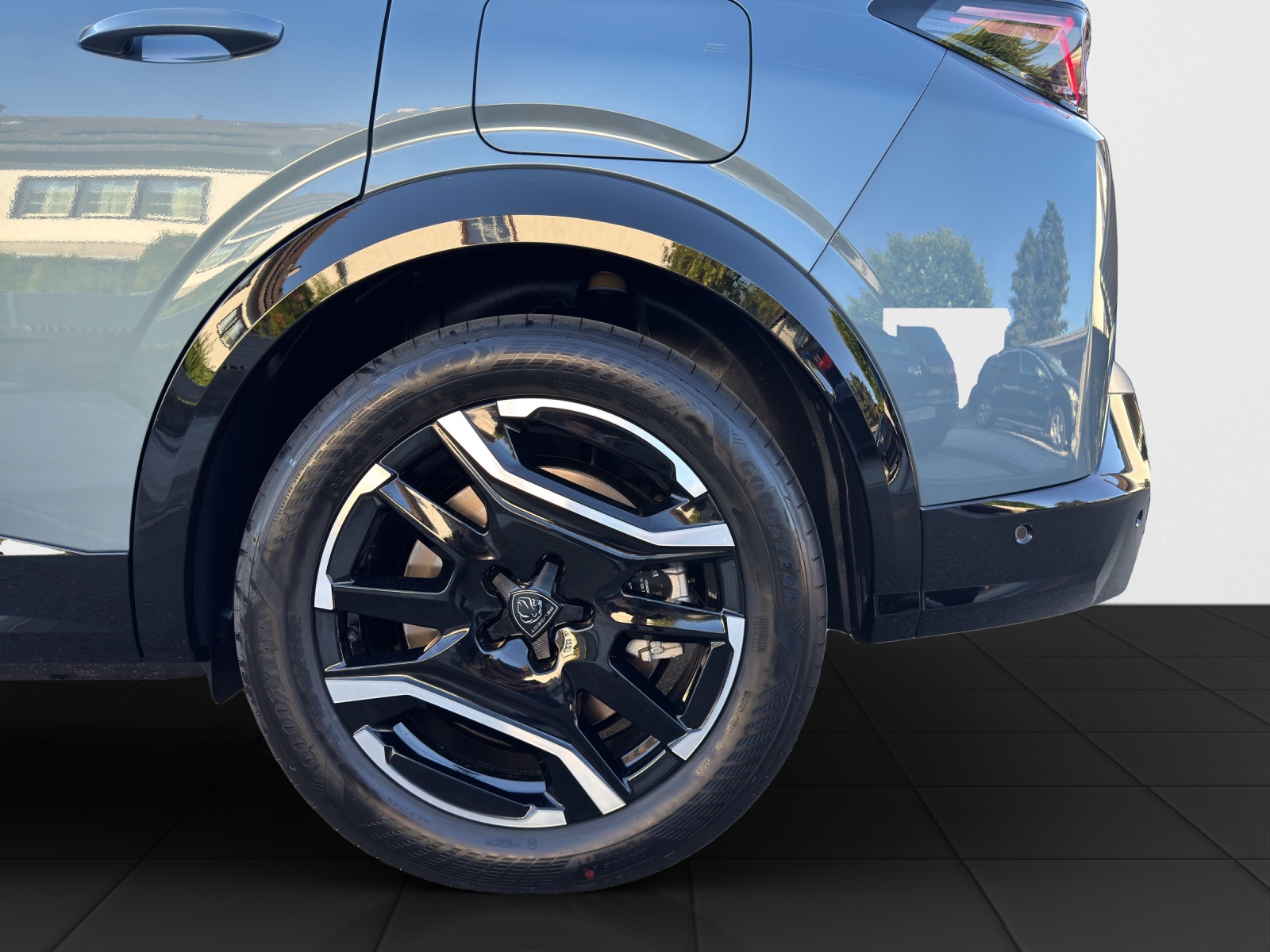 PEUGEOT E-5008 GT Long Range-image-20
