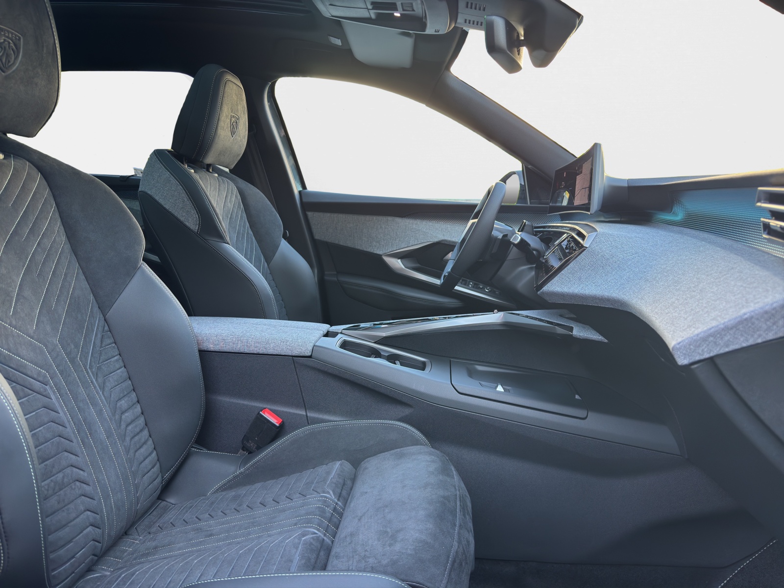 PEUGEOT E-5008 GT Long Range-image-13