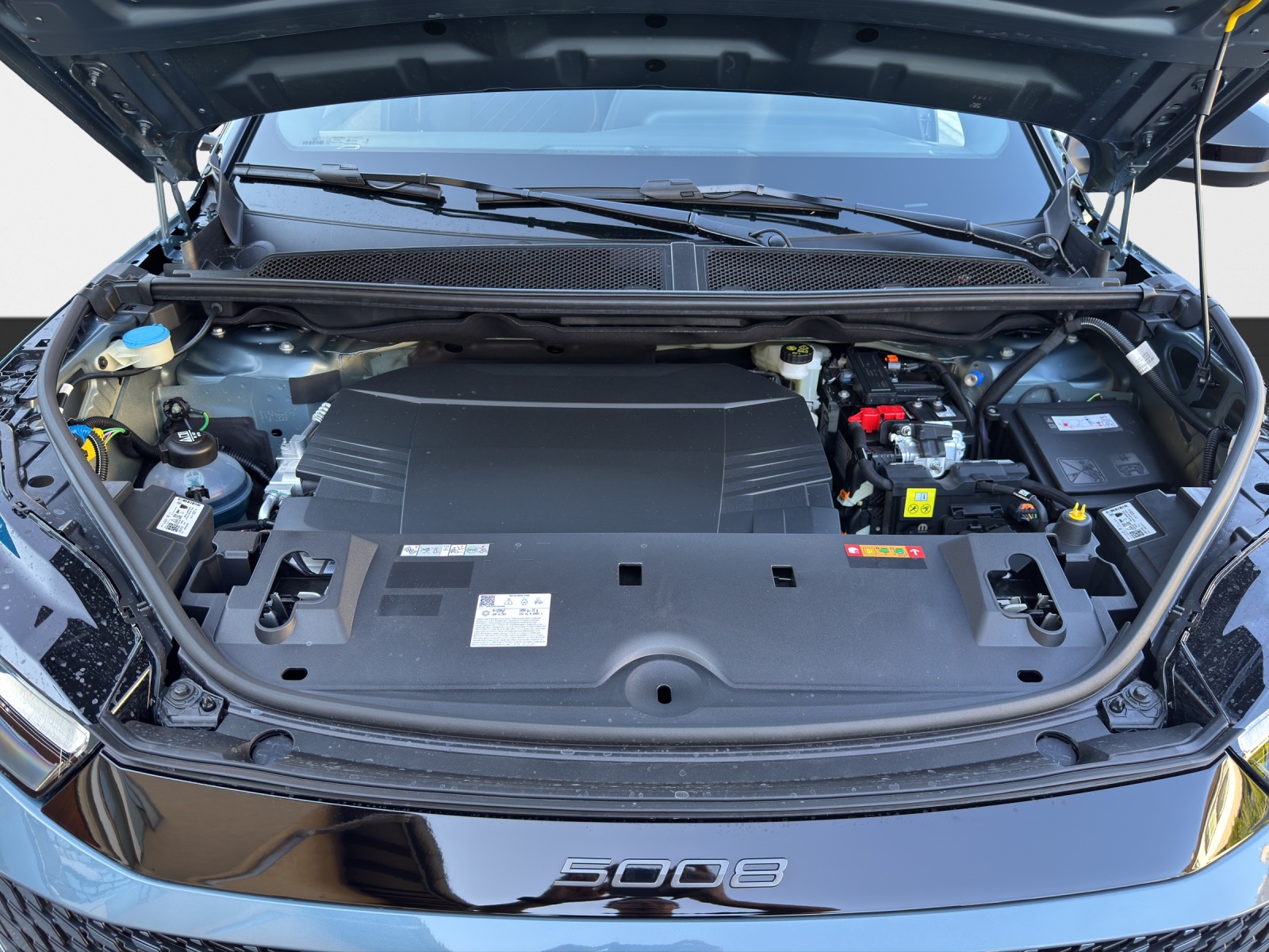 PEUGEOT E-5008 GT Long Range-image-16