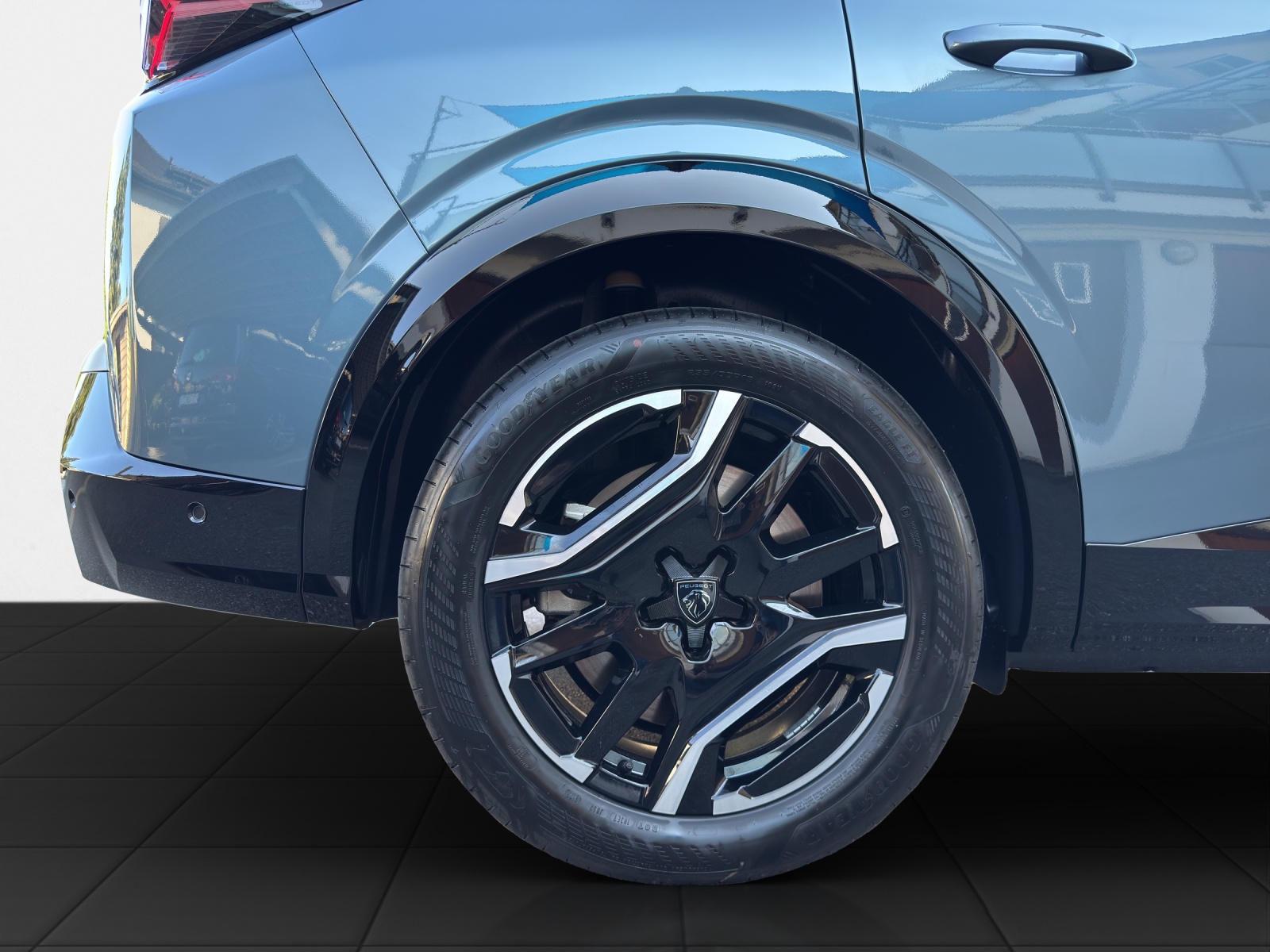 PEUGEOT E-5008 GT Long Range-image-22