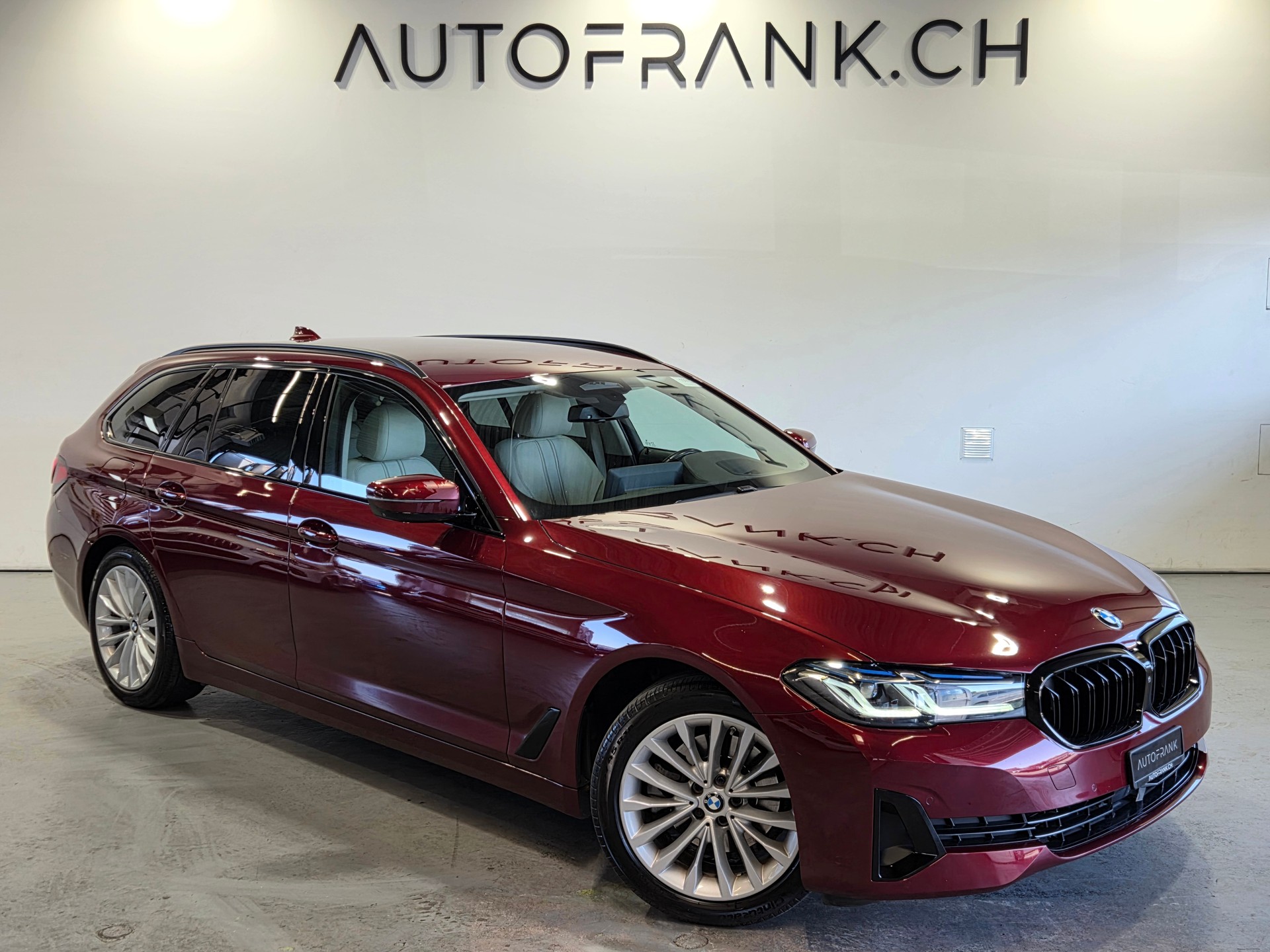 BMW 520d xDrive Touring-image-16