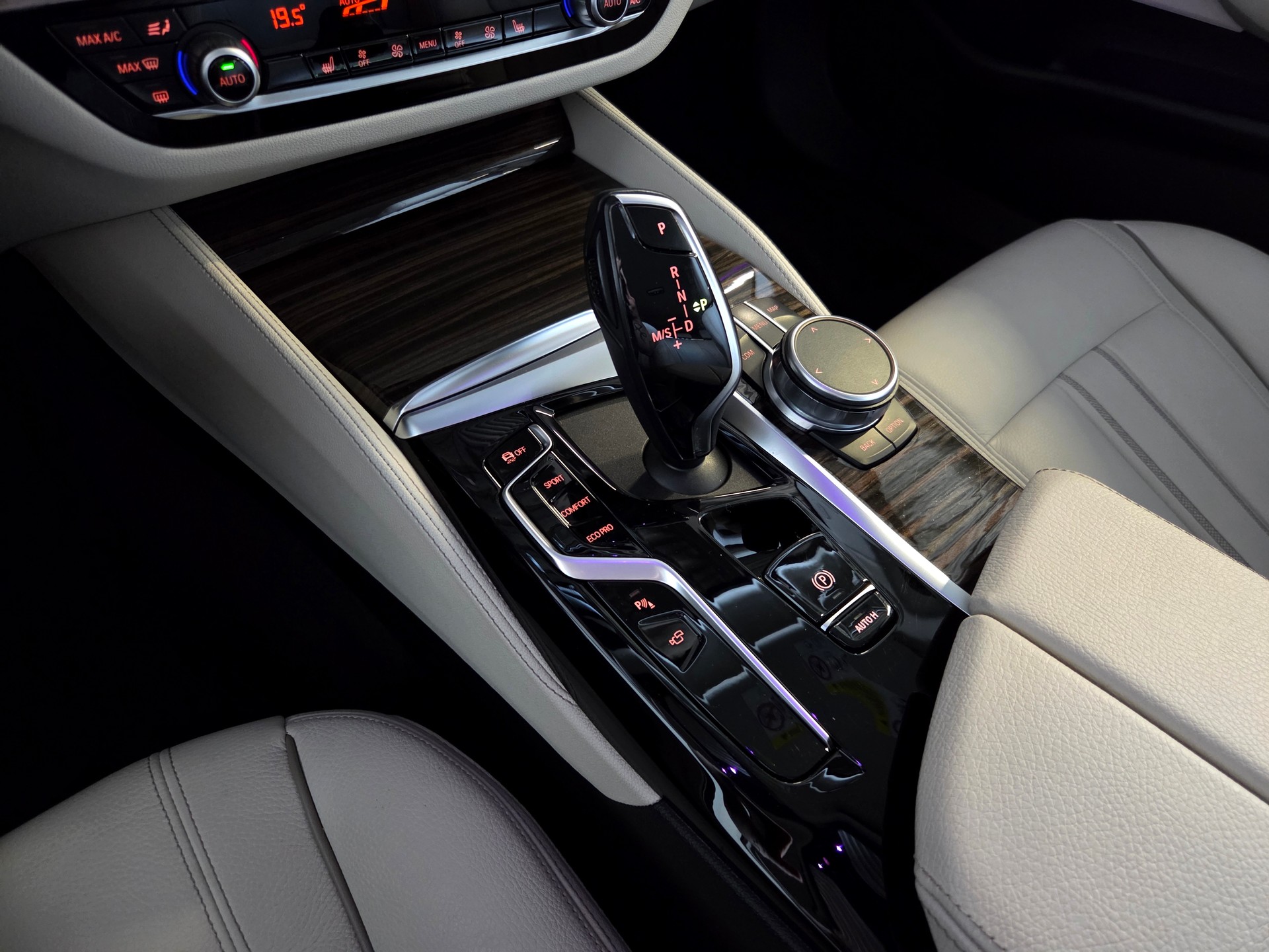 BMW 520d xDrive Touring-image-15