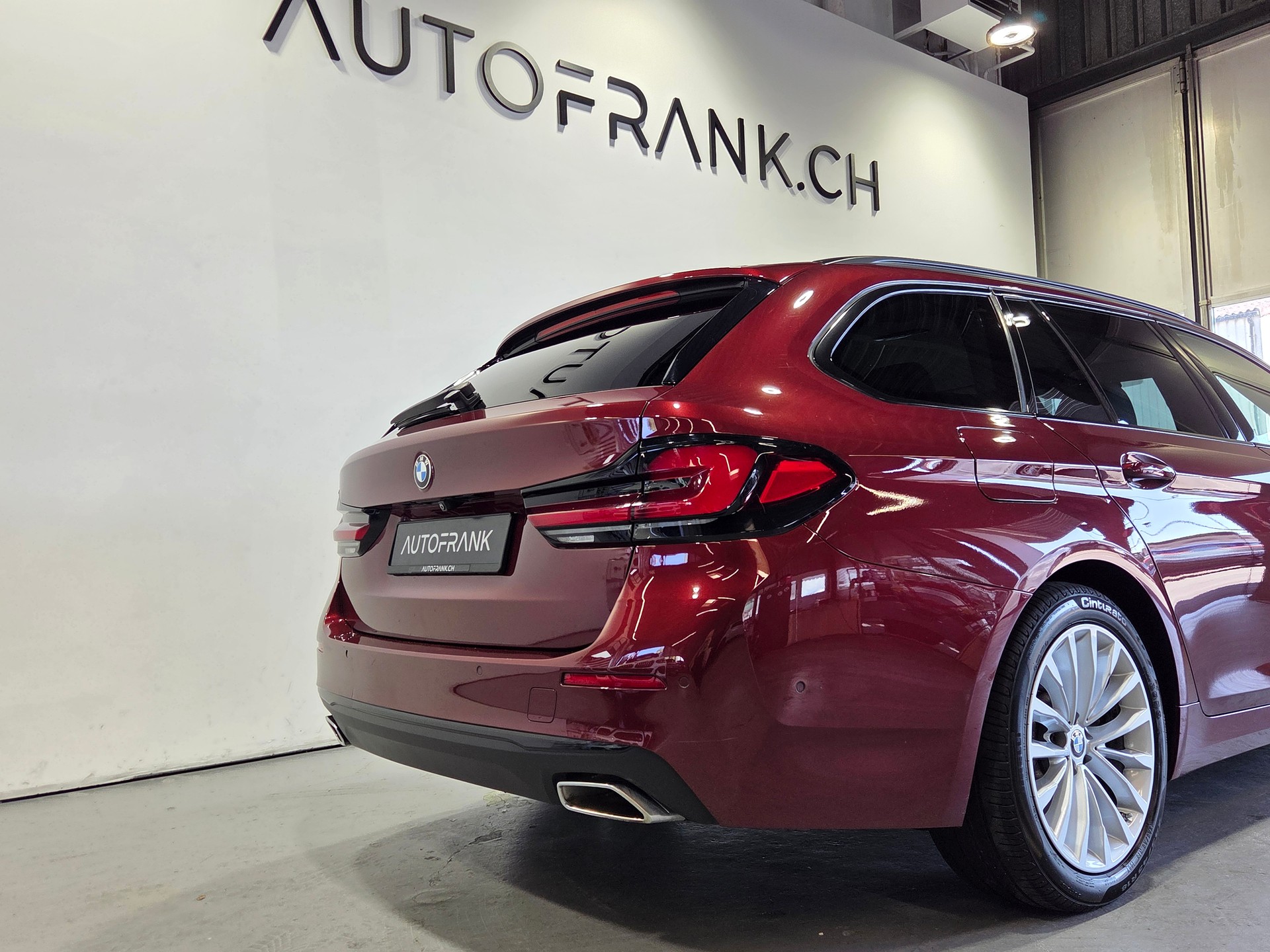 BMW 520d xDrive Touring-image-11