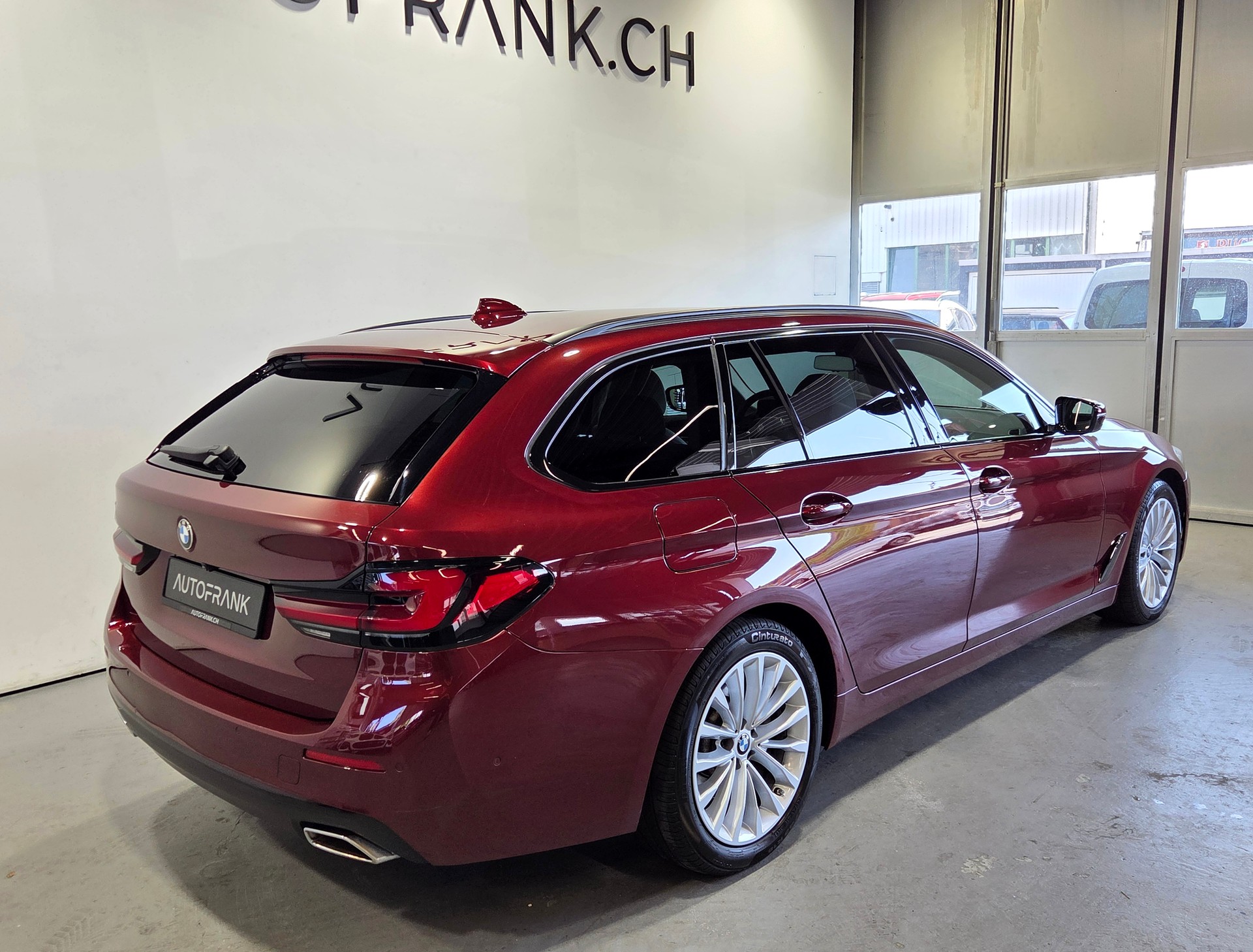 BMW 520d xDrive Touring-image-17