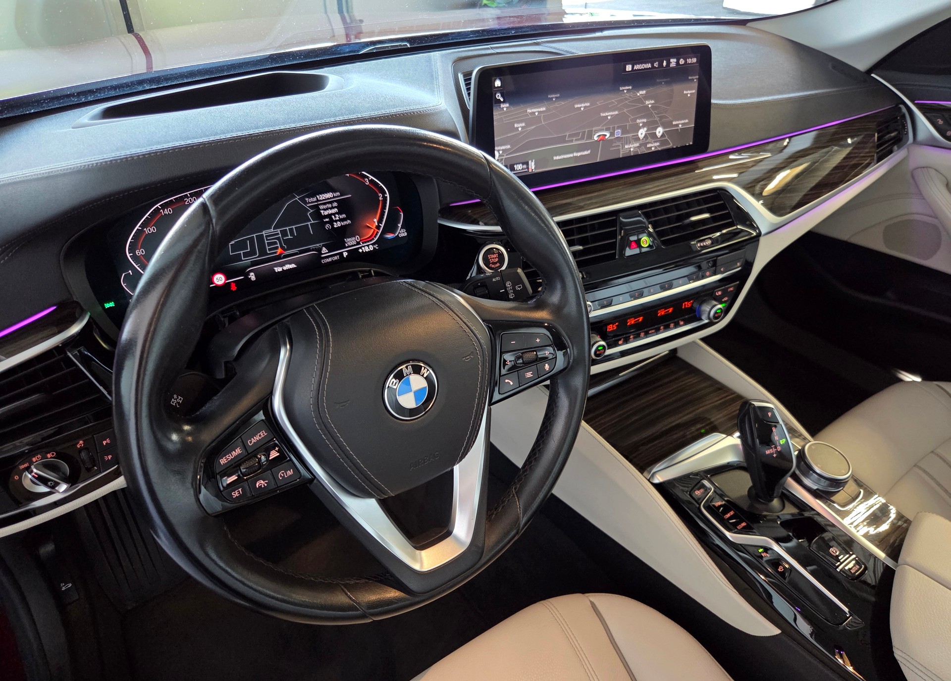 BMW 520d xDrive Touring-image-12