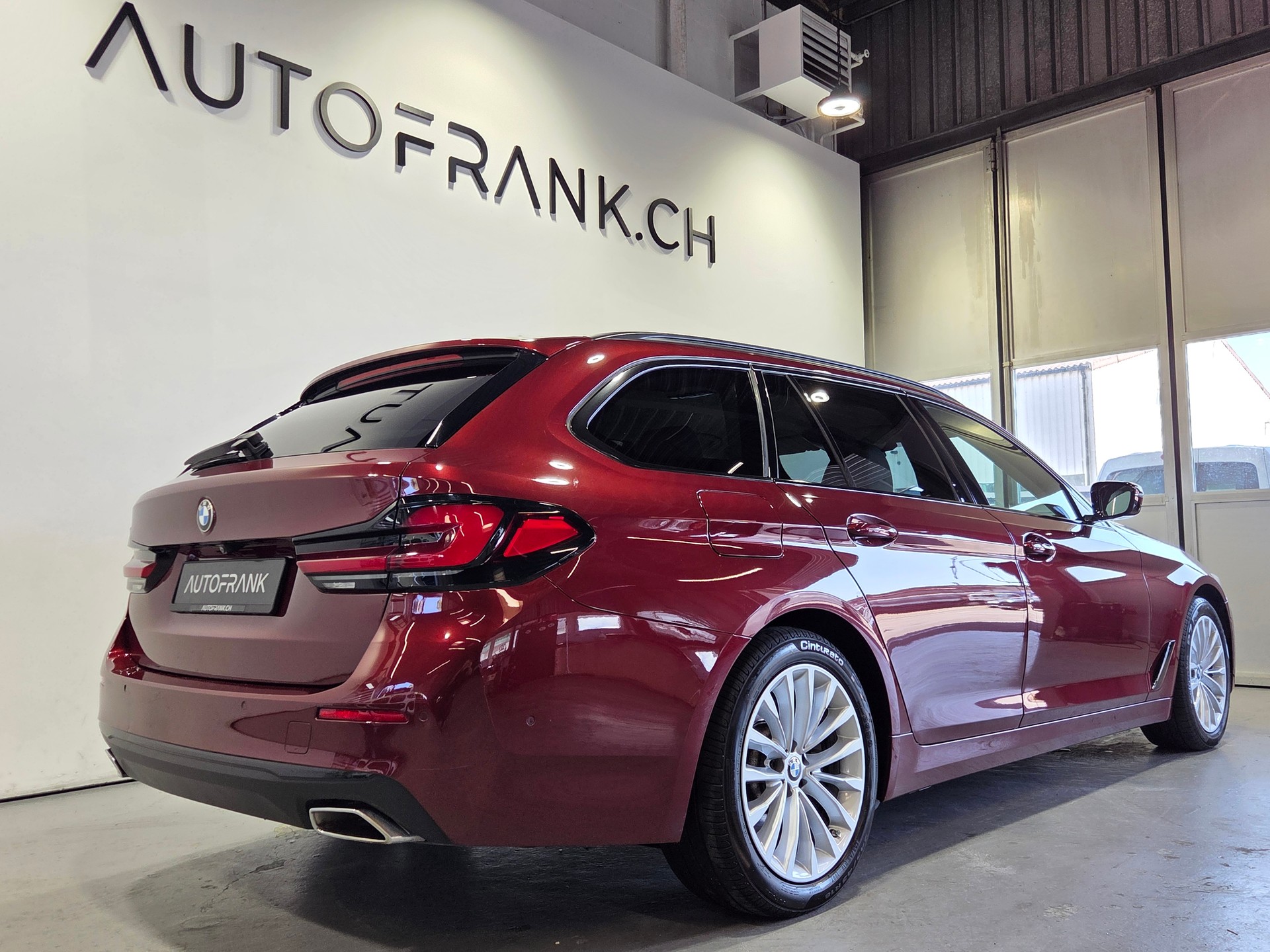 BMW 520d xDrive Touring-image-2