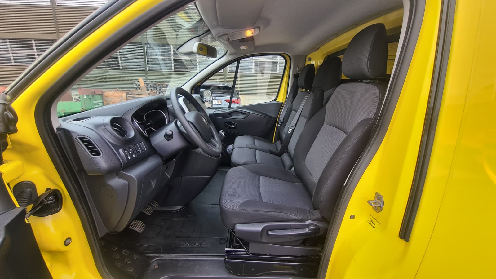 RENAULT Trafic 2.0 ENERGY dCi145 3.0t Business L2H1 ** L2 H1 **146 PS ** 3-Plätzer ** Navi ** RF-Kamera ** AHK ** Dachträger ** Ab MFK-image-16