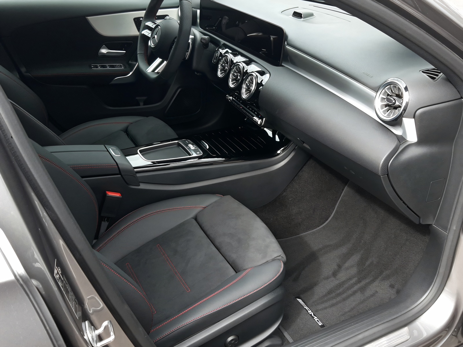 MERCEDES-BENZ A 250 4Matic AMG Line-image-8