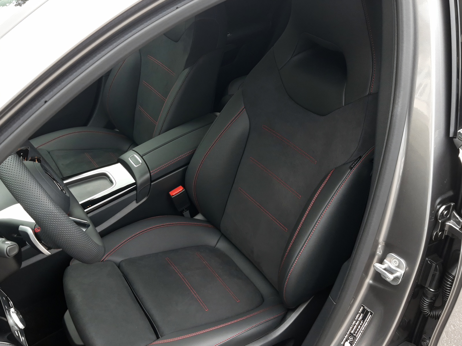 MERCEDES-BENZ A 250 4Matic AMG Line-image-6