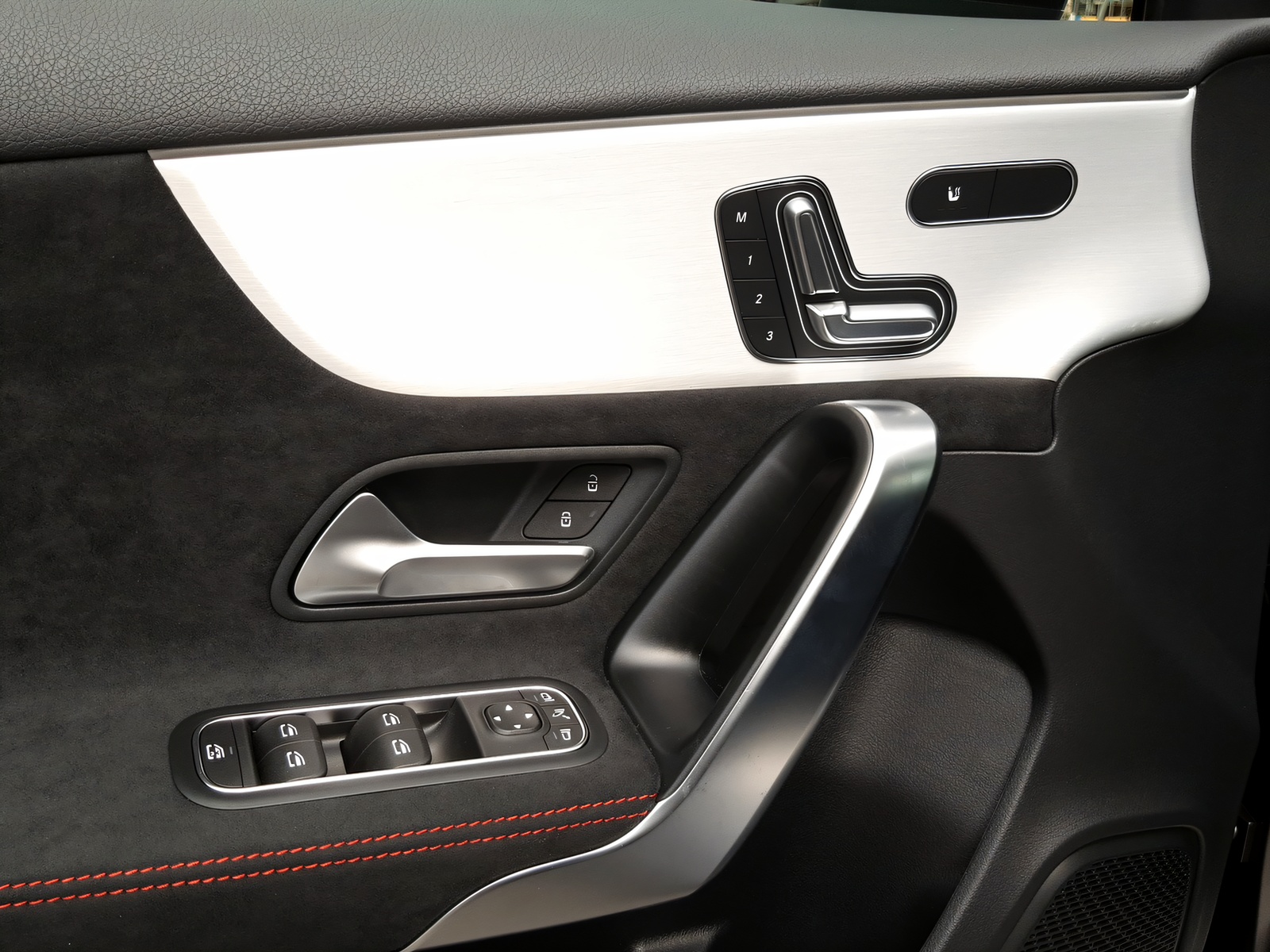MERCEDES-BENZ A 250 4Matic AMG Line-image-9