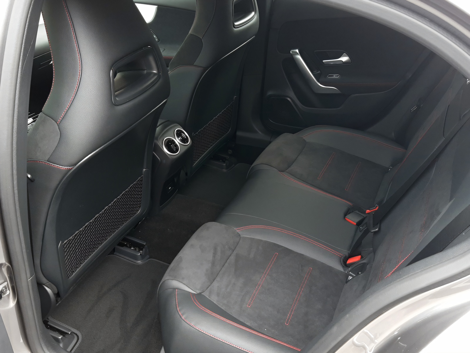 MERCEDES-BENZ A 250 4Matic AMG Line-image-13
