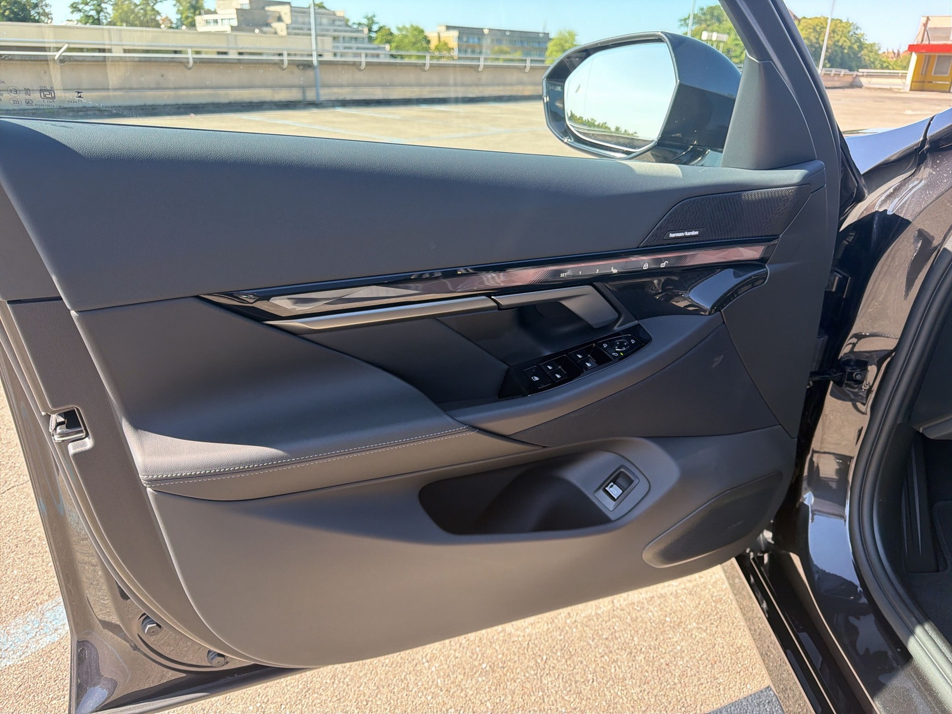 BMW 530e xDrive Touring M Sport Pro Steptronic-image-16