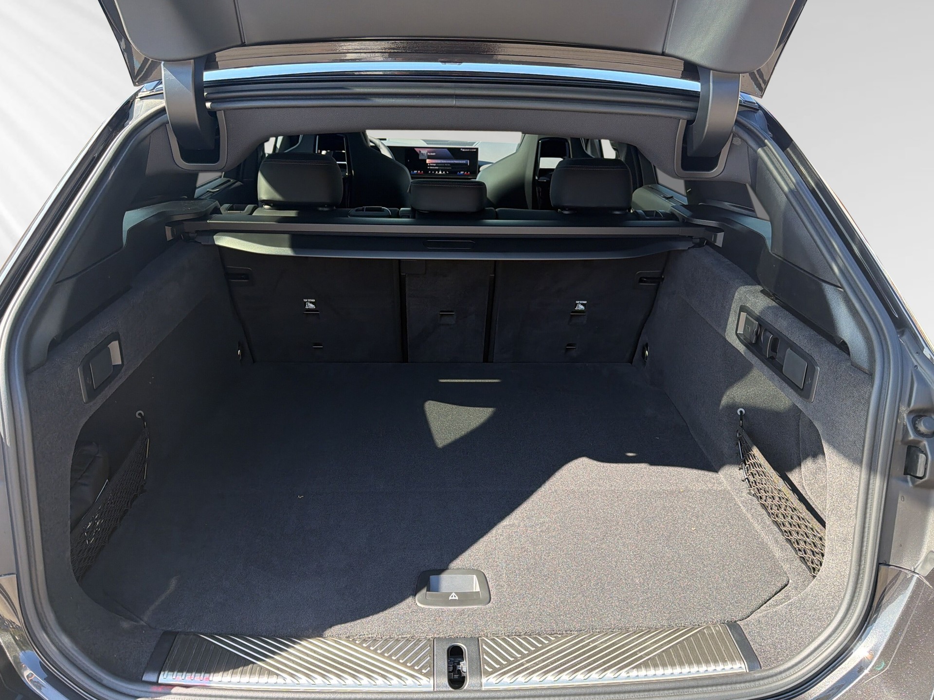 BMW 530e xDrive Touring M Sport Pro Steptronic-image-7