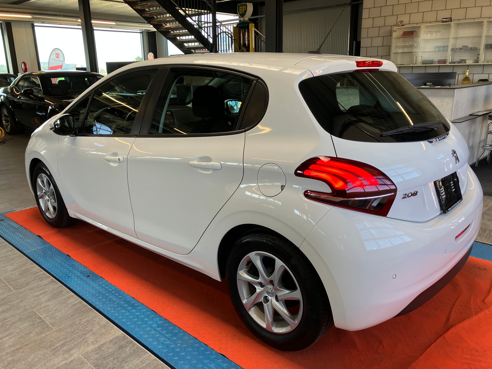 PEUGEOT 208 1.2 PureTech Style-image-5