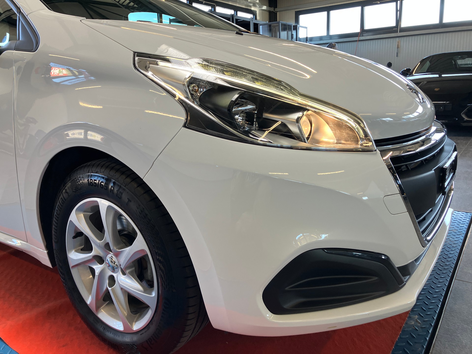 PEUGEOT 208 1.2 PureTech Style-image-11