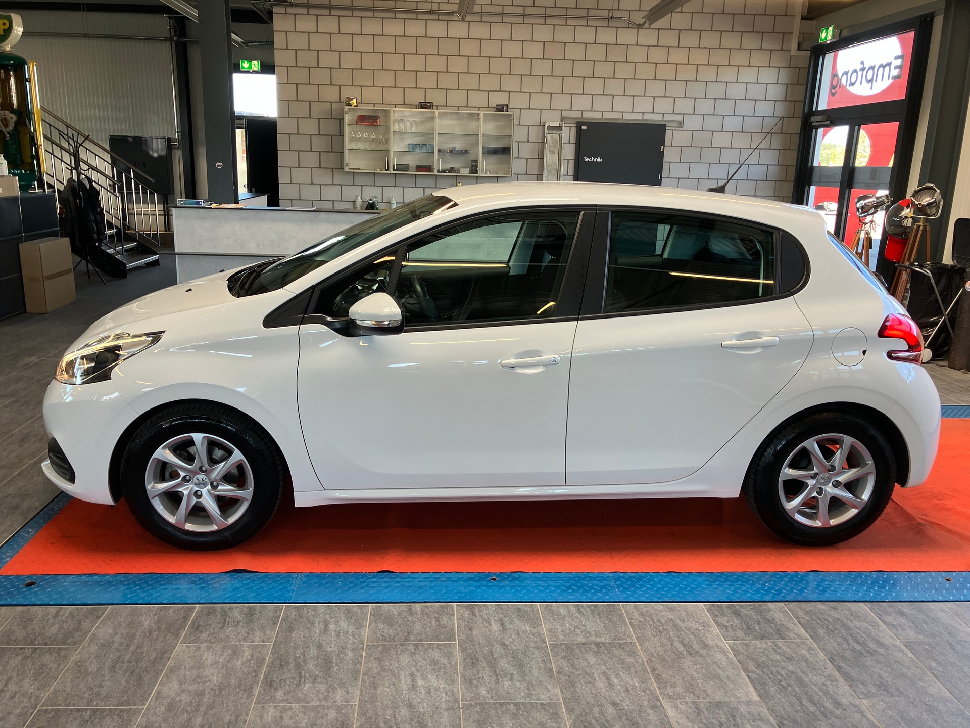 PEUGEOT 208 1.2 PureTech Style-image-7