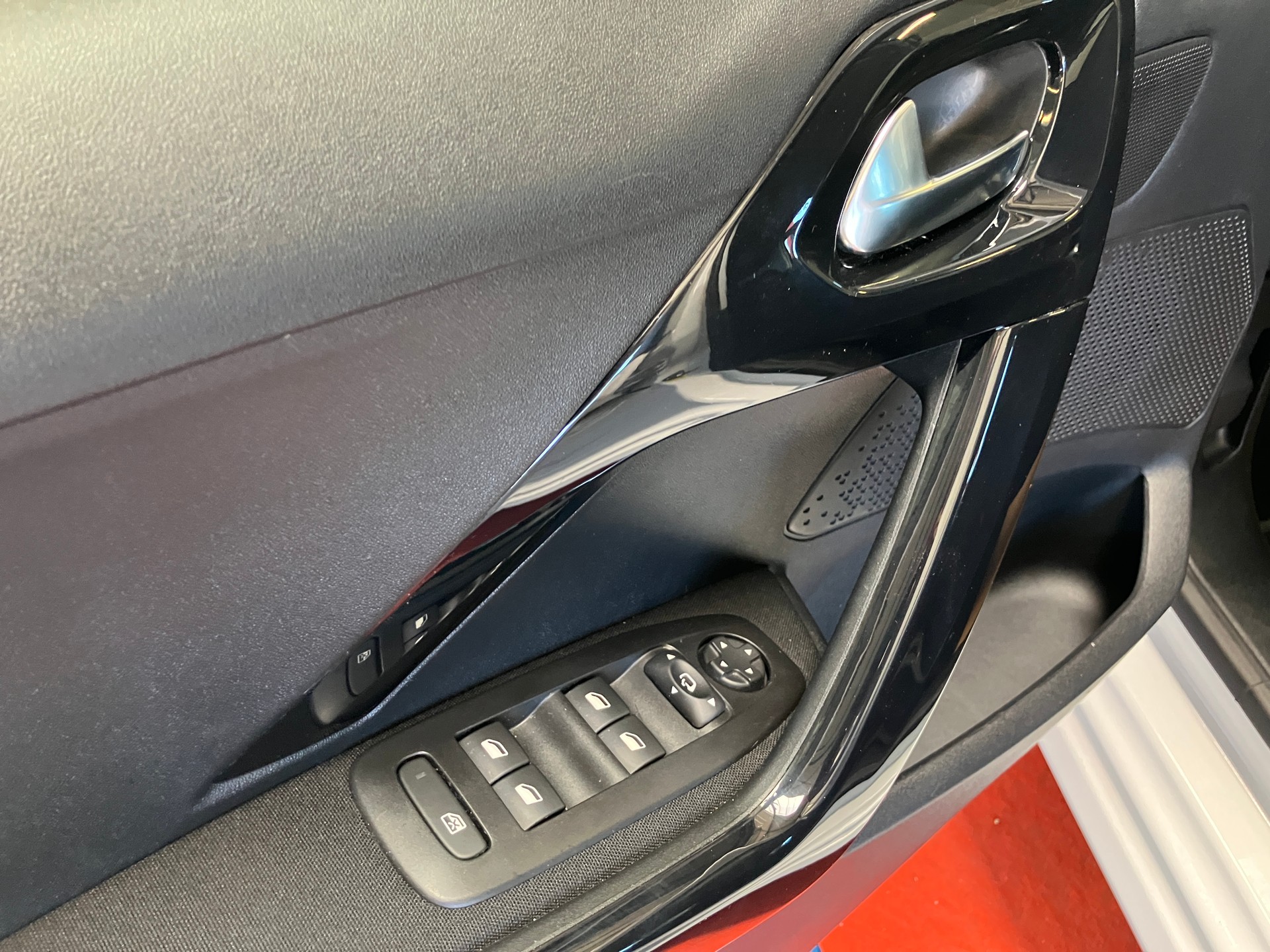 PEUGEOT 208 1.2 PureTech Style-image-15