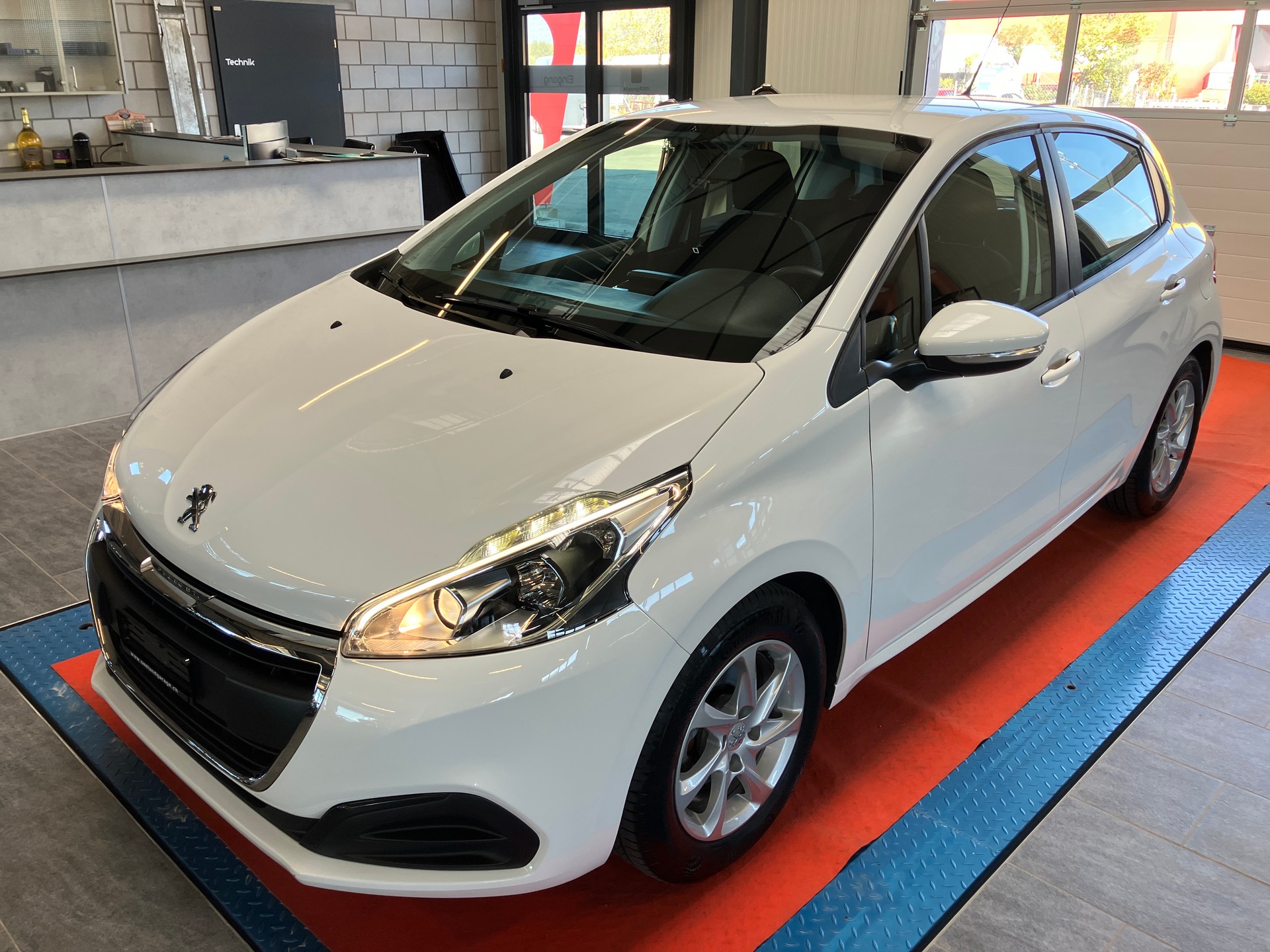 PEUGEOT 208 1.2 PureTech Style-image-8
