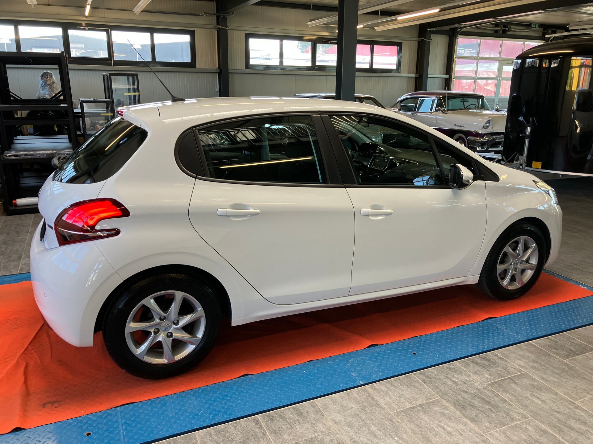 PEUGEOT 208 1.2 PureTech Style-showroom-element-1